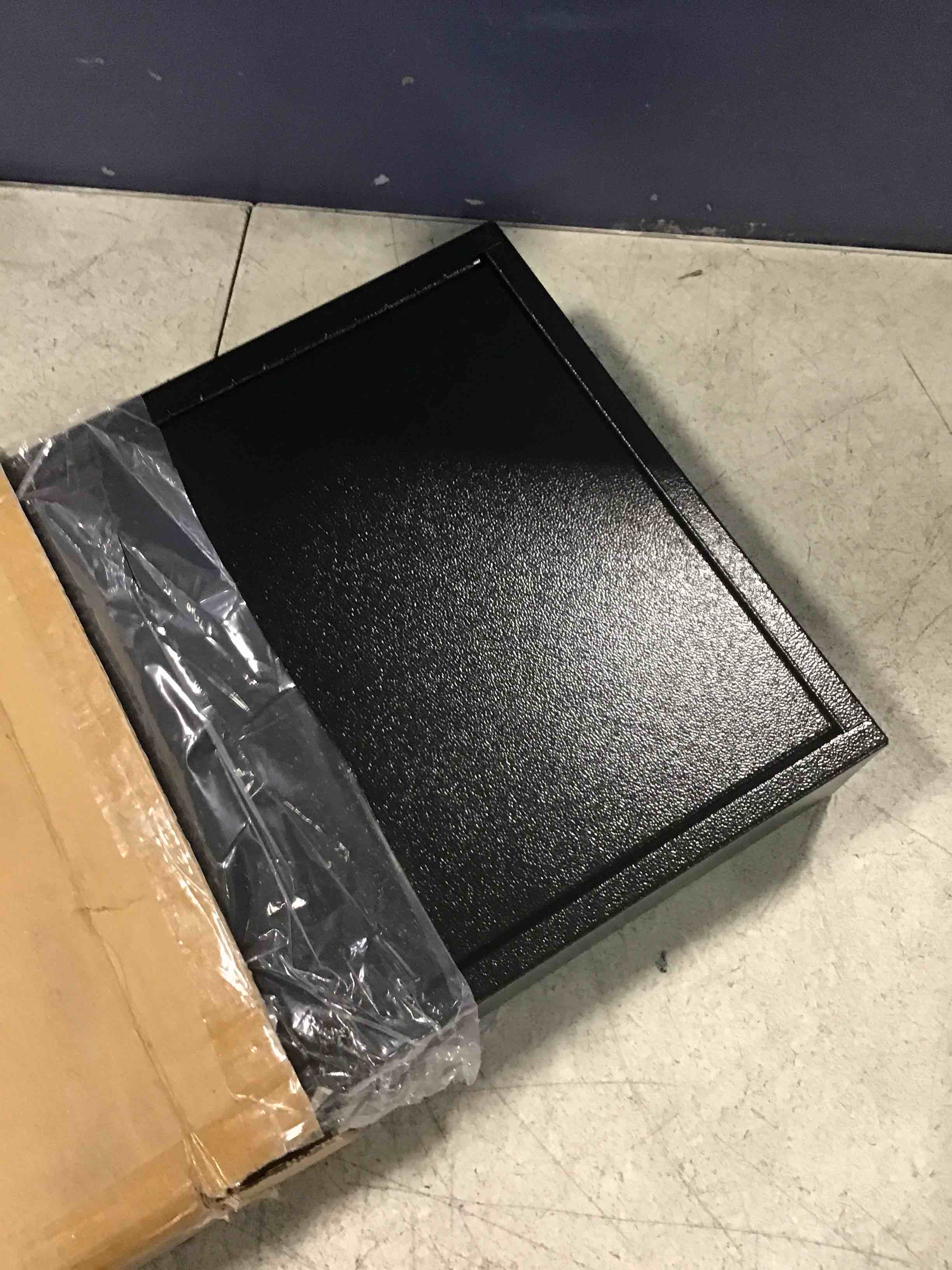 https://s3.amazonaws.com/lotting-images-prod/bidfta/BLU5720316_1715258496614.jpeg