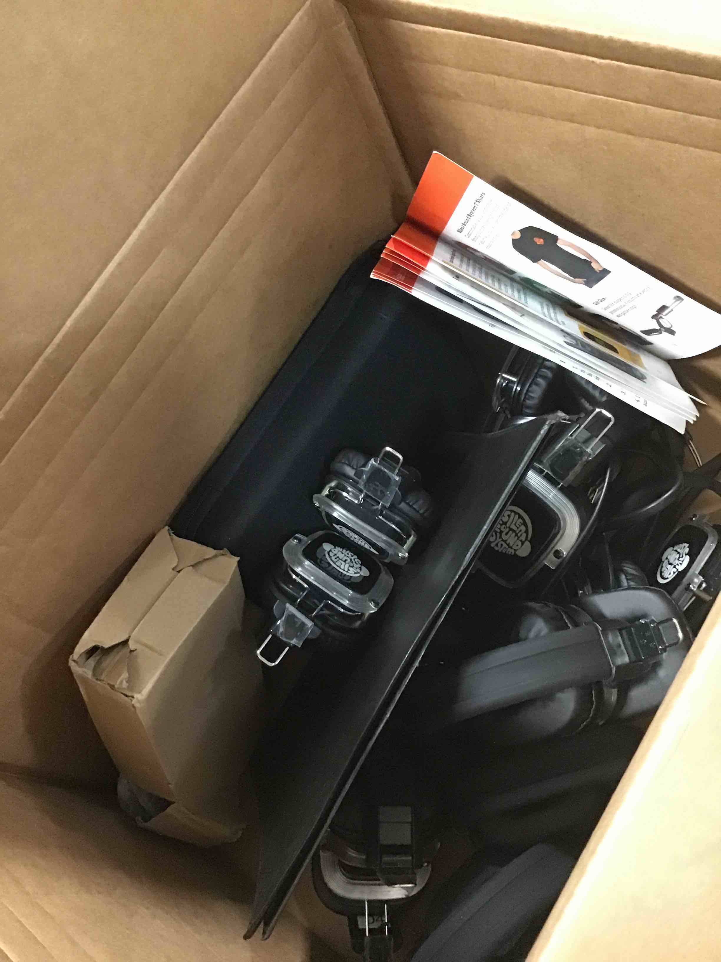 https://s3.amazonaws.com/lotting-images-prod/bidfta/BLU5720406_1715269694342.jpeg