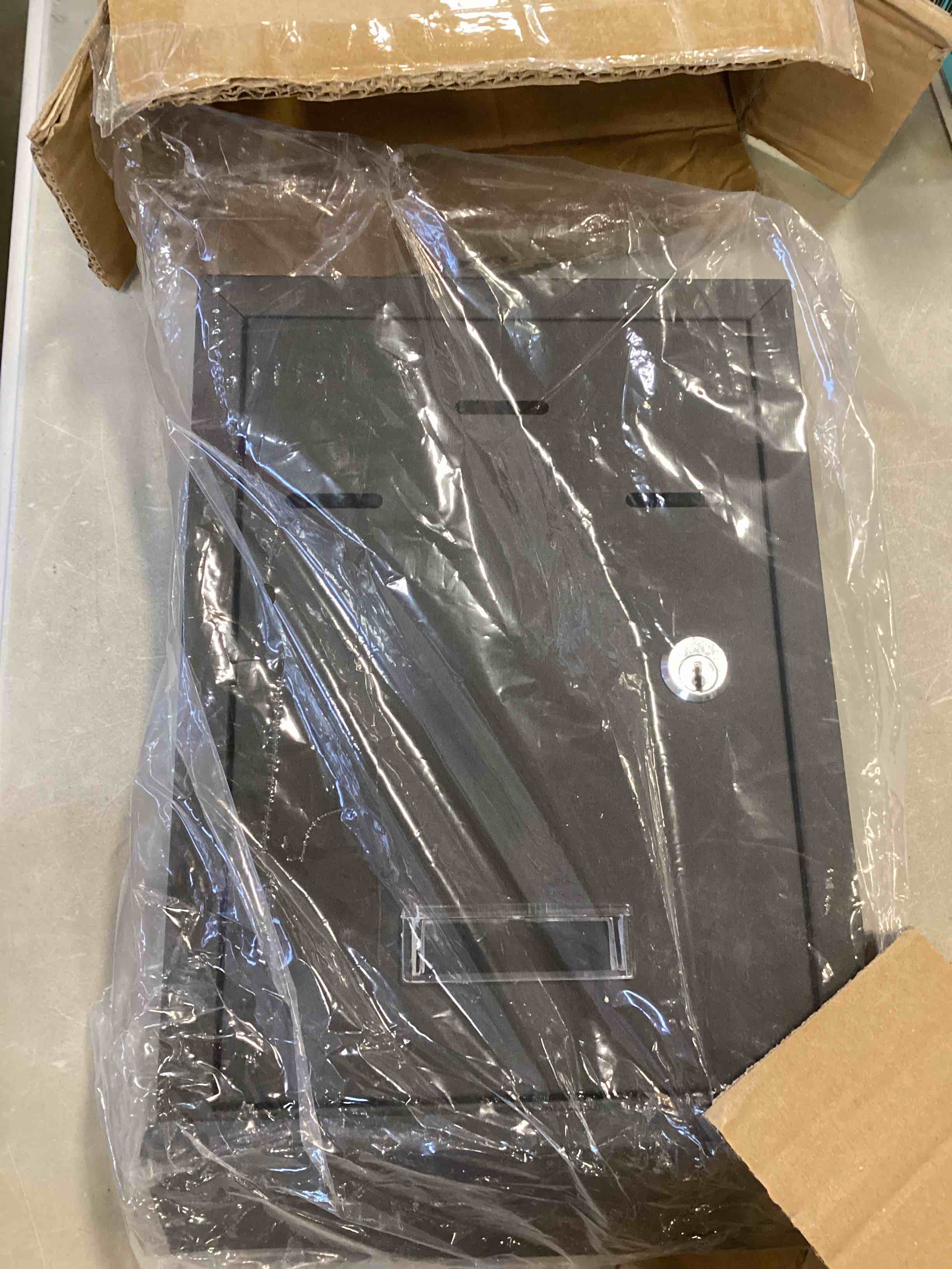 https://s3.amazonaws.com/lotting-images-prod/bidfta/BLU5721756_1714653912926.jpeg