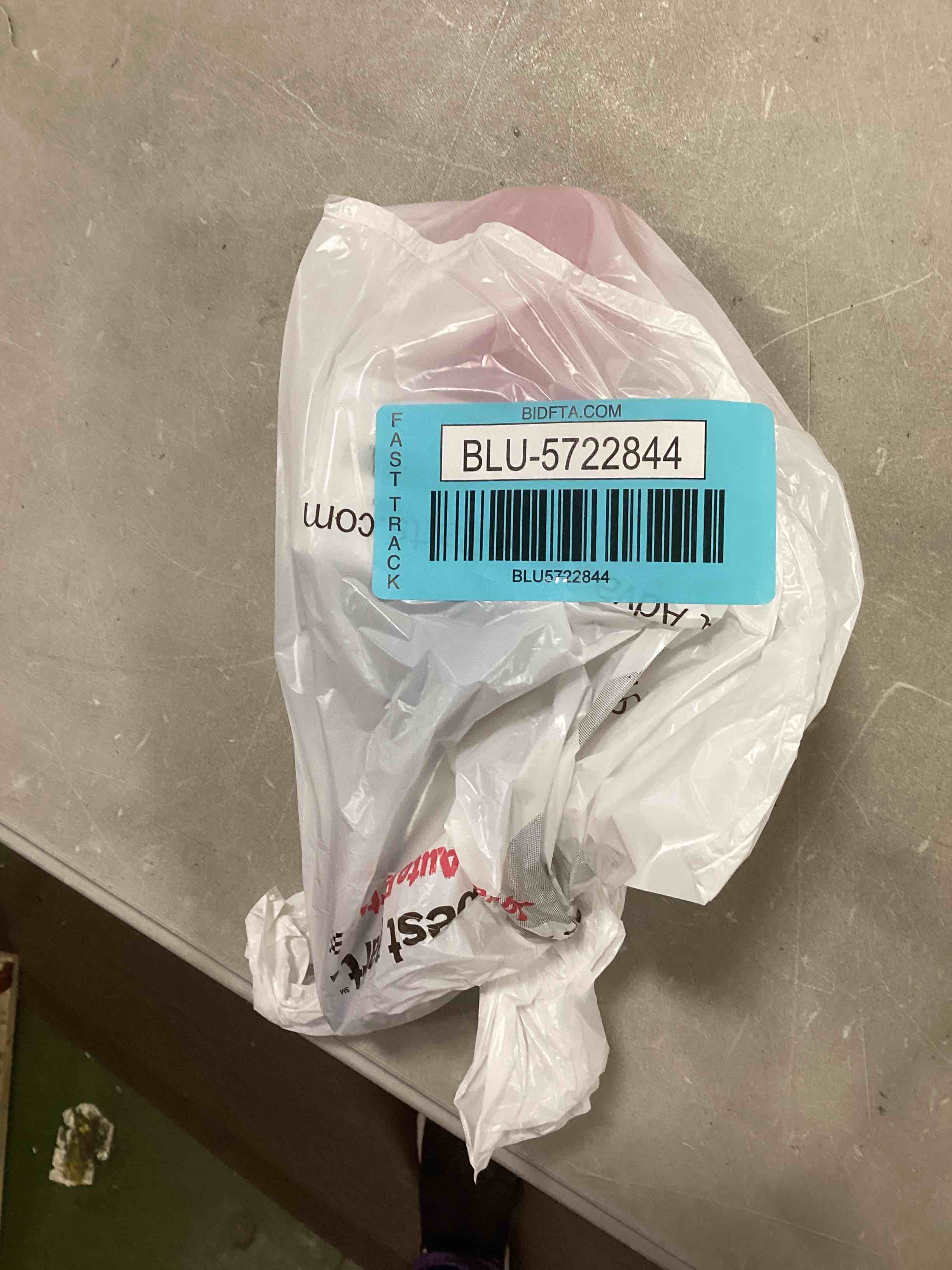 https://s3.amazonaws.com/lotting-images-prod/bidfta/BLU5722844_1715339451763.jpeg
