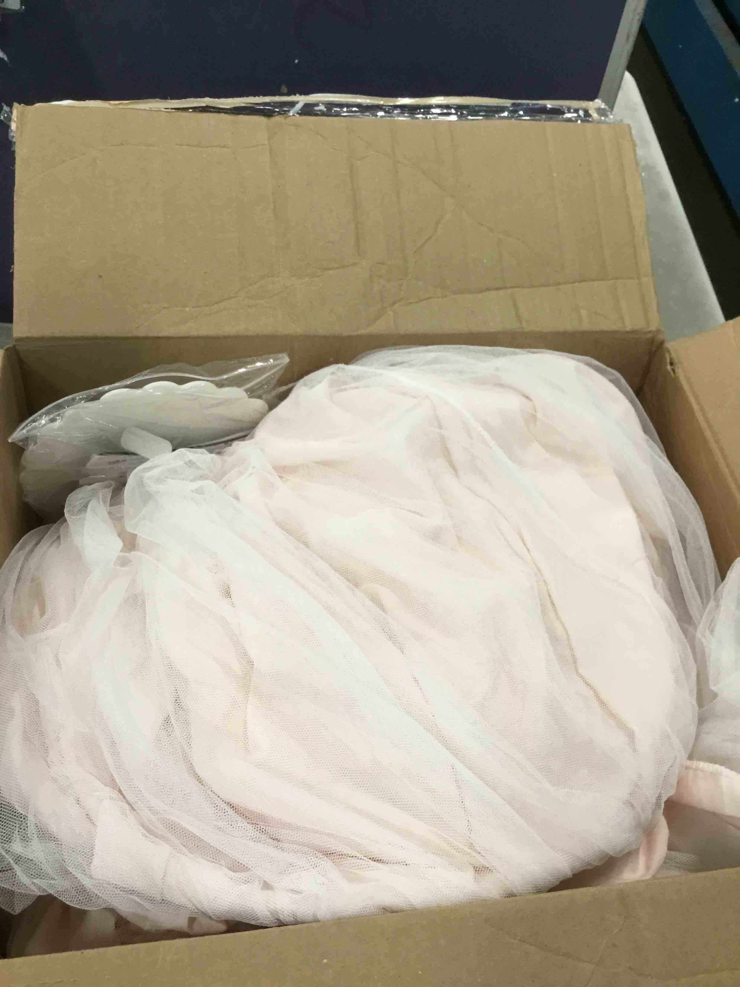 https://s3.amazonaws.com/lotting-images-prod/bidfta/BLU5724741_1714762427970.jpeg