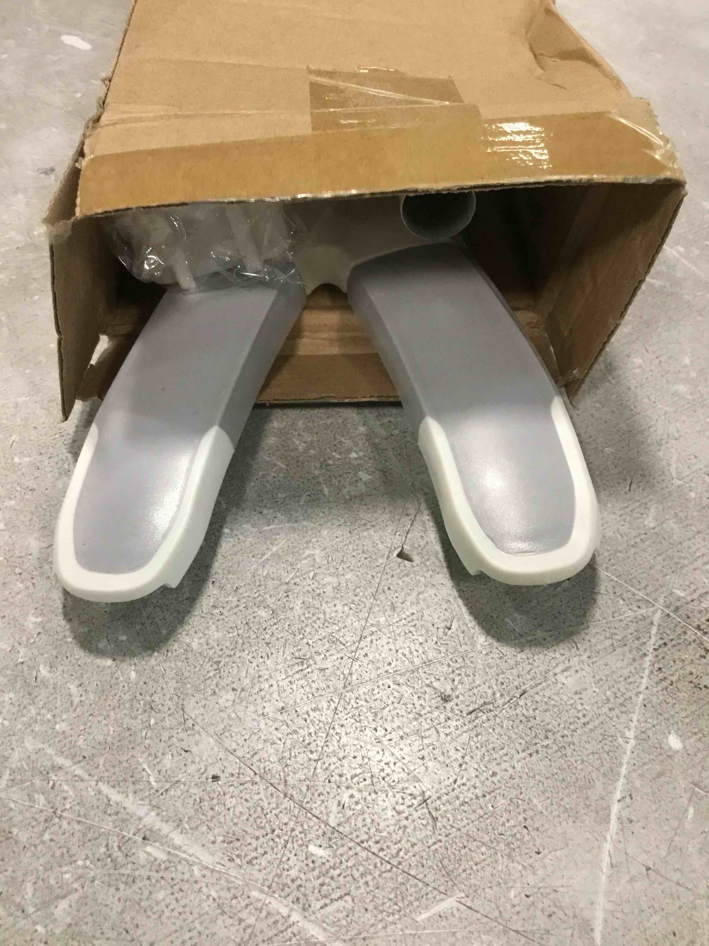 https://s3.amazonaws.com/lotting-images-prod/bidfta/BLU5724762_1714765941317.jpeg