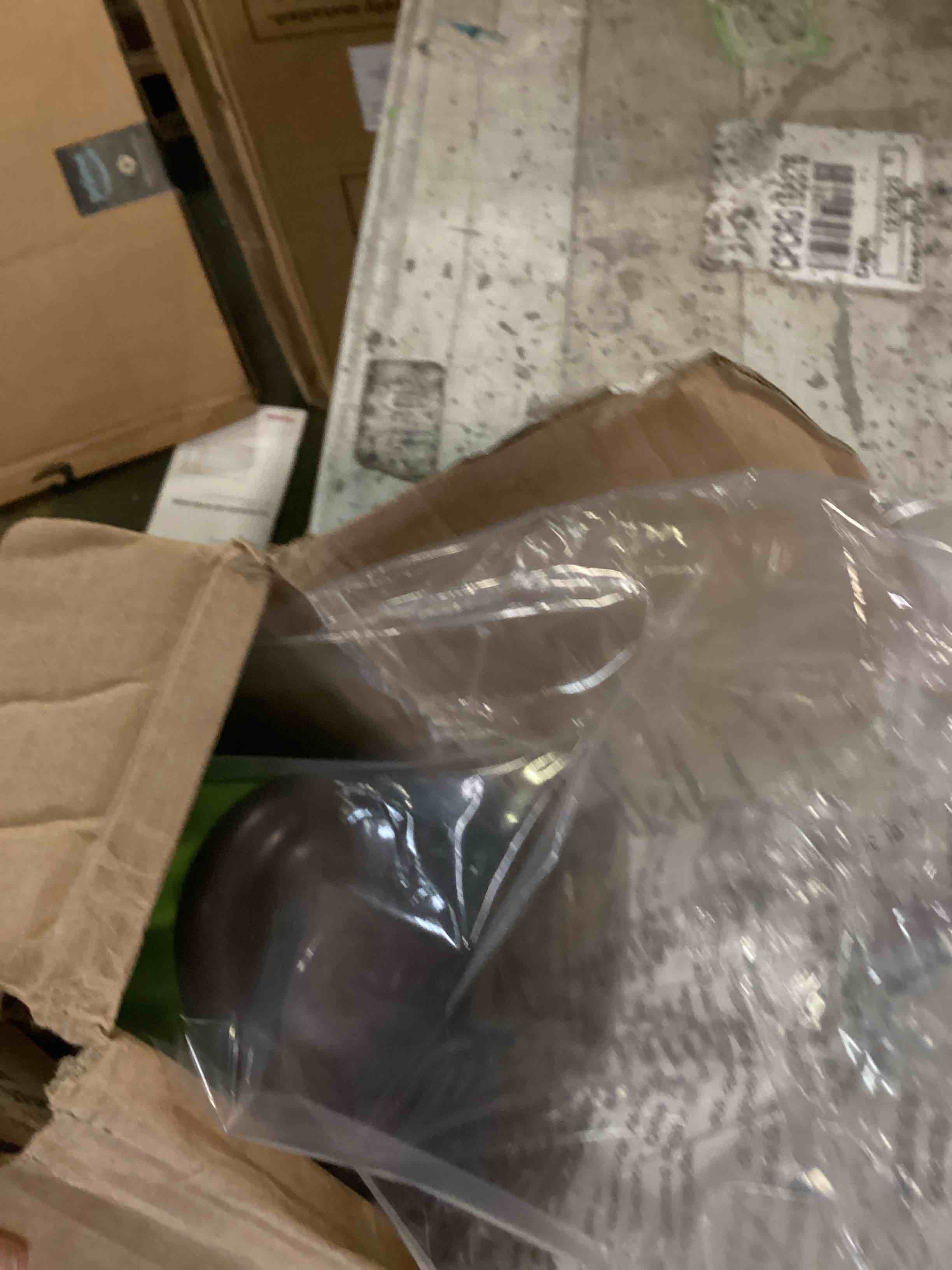 https://s3.amazonaws.com/lotting-images-prod/bidfta/BLU5725998_1714506304911.jpeg