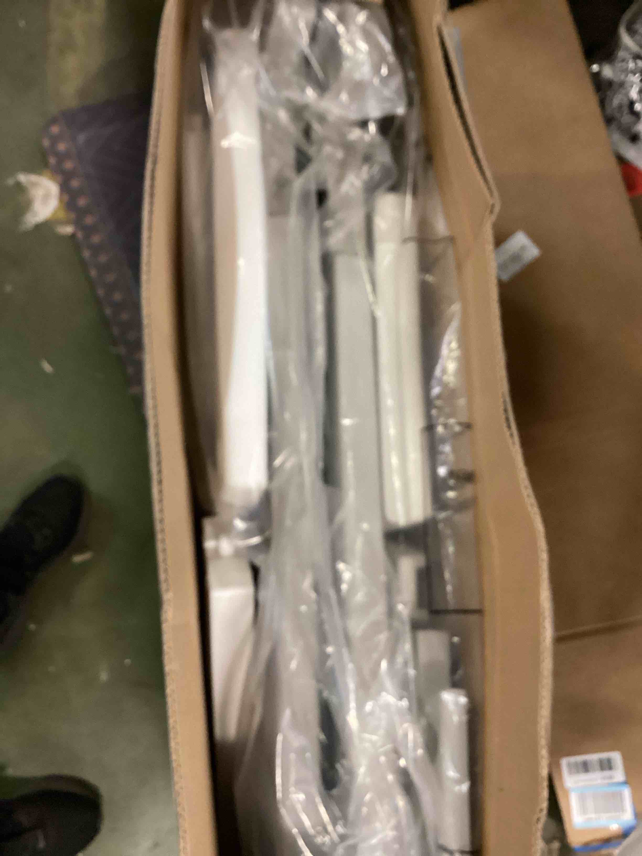 https://s3.amazonaws.com/lotting-images-prod/bidfta/BLU5726001_1714506543298.jpeg