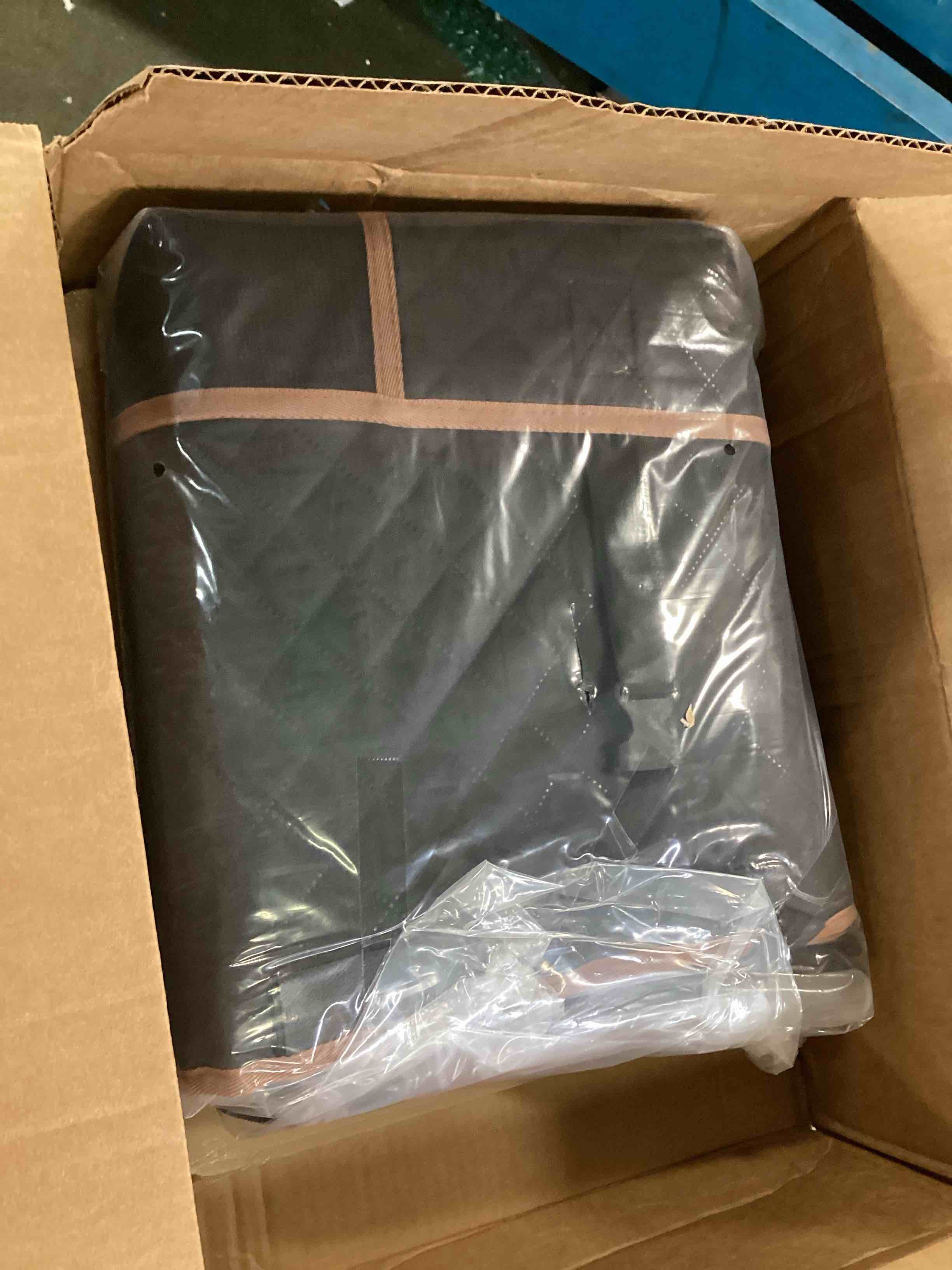 https://s3.amazonaws.com/lotting-images-prod/bidfta/BLU5726420_1714673618327.jpeg