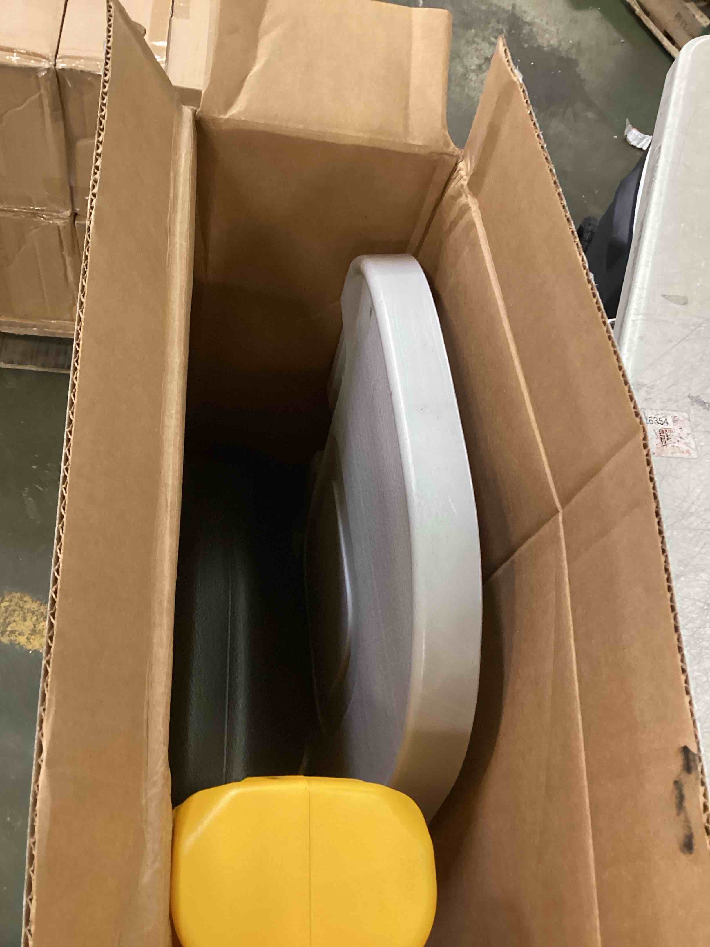 https://s3.amazonaws.com/lotting-images-prod/bidfta/BLU5726664_1714750376274.jpeg