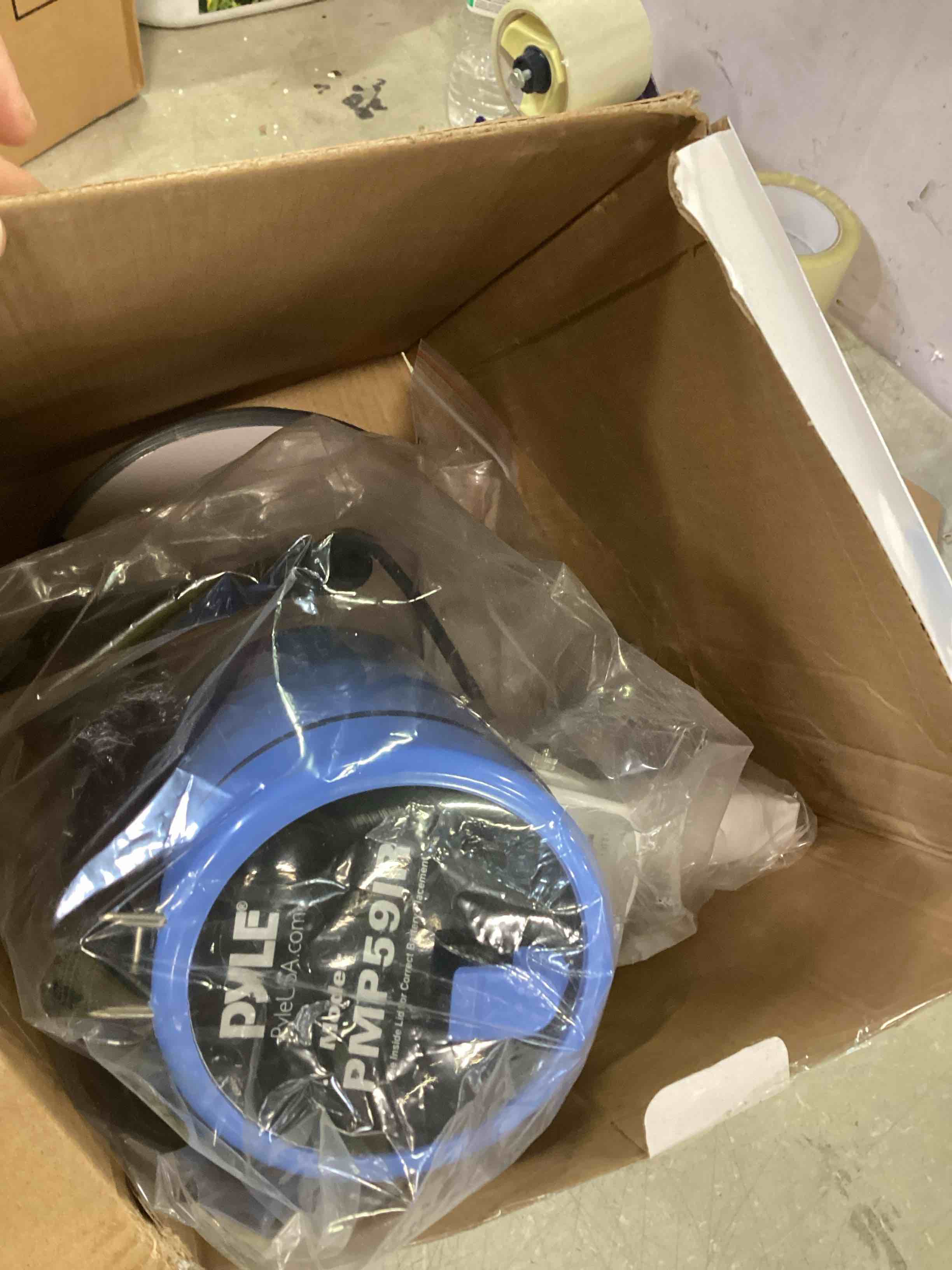 https://s3.amazonaws.com/lotting-images-prod/bidfta/BLU5726766_1714762227837.jpeg