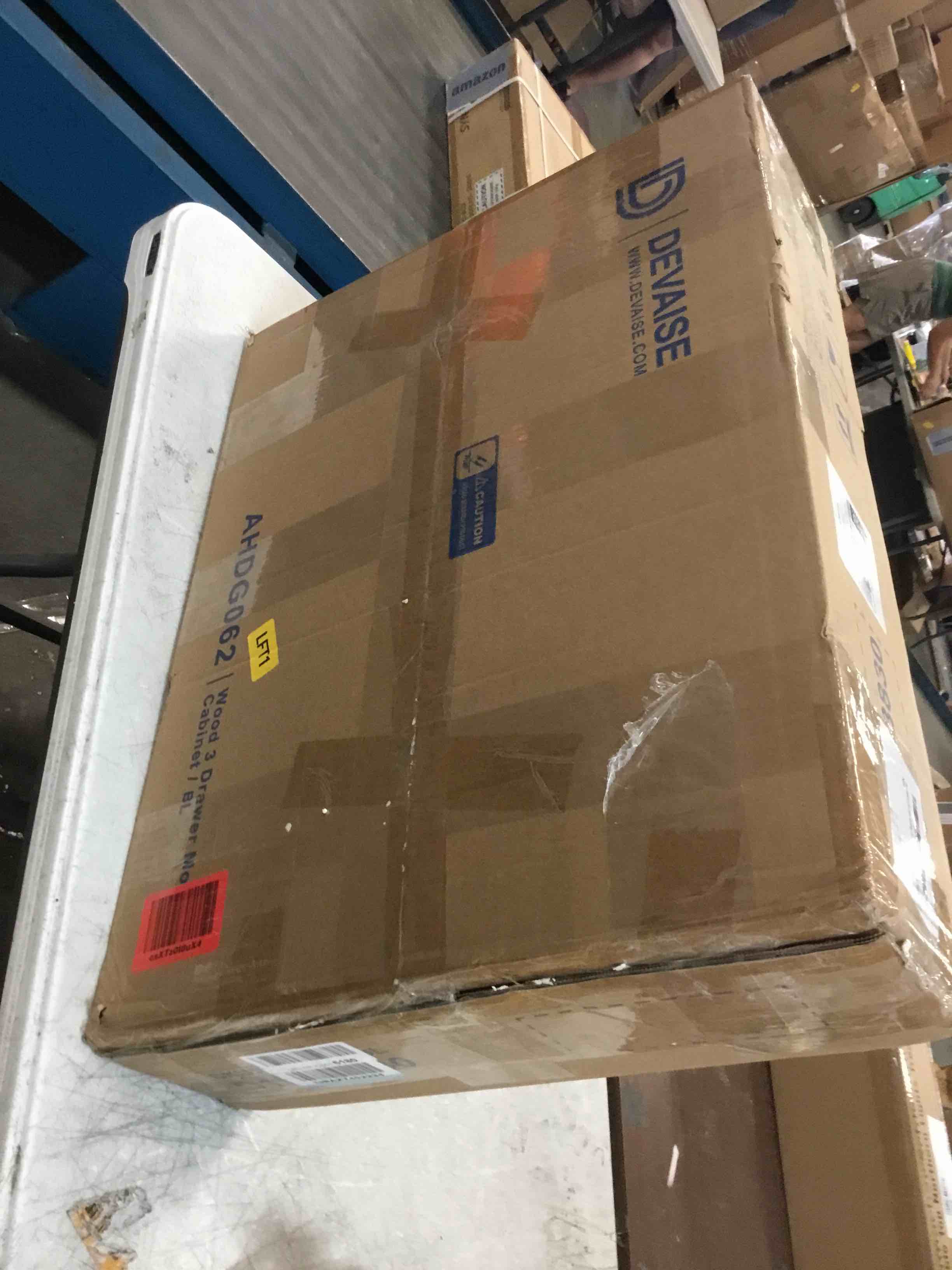https://s3.amazonaws.com/lotting-images-prod/bidfta/BLU5728002_1714670957639.jpeg