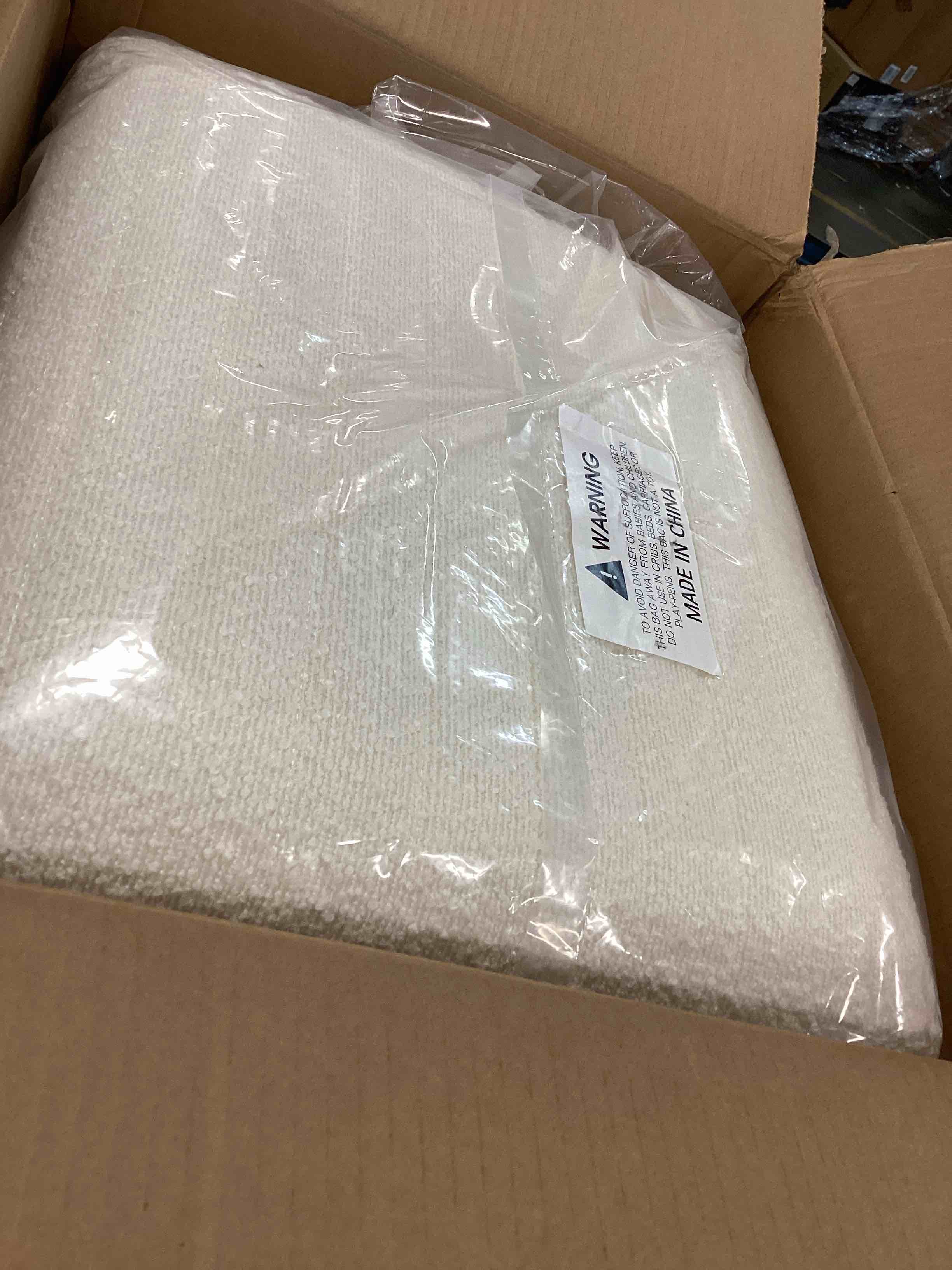 https://s3.amazonaws.com/lotting-images-prod/bidfta/BLU5729685_1715268741304.jpeg