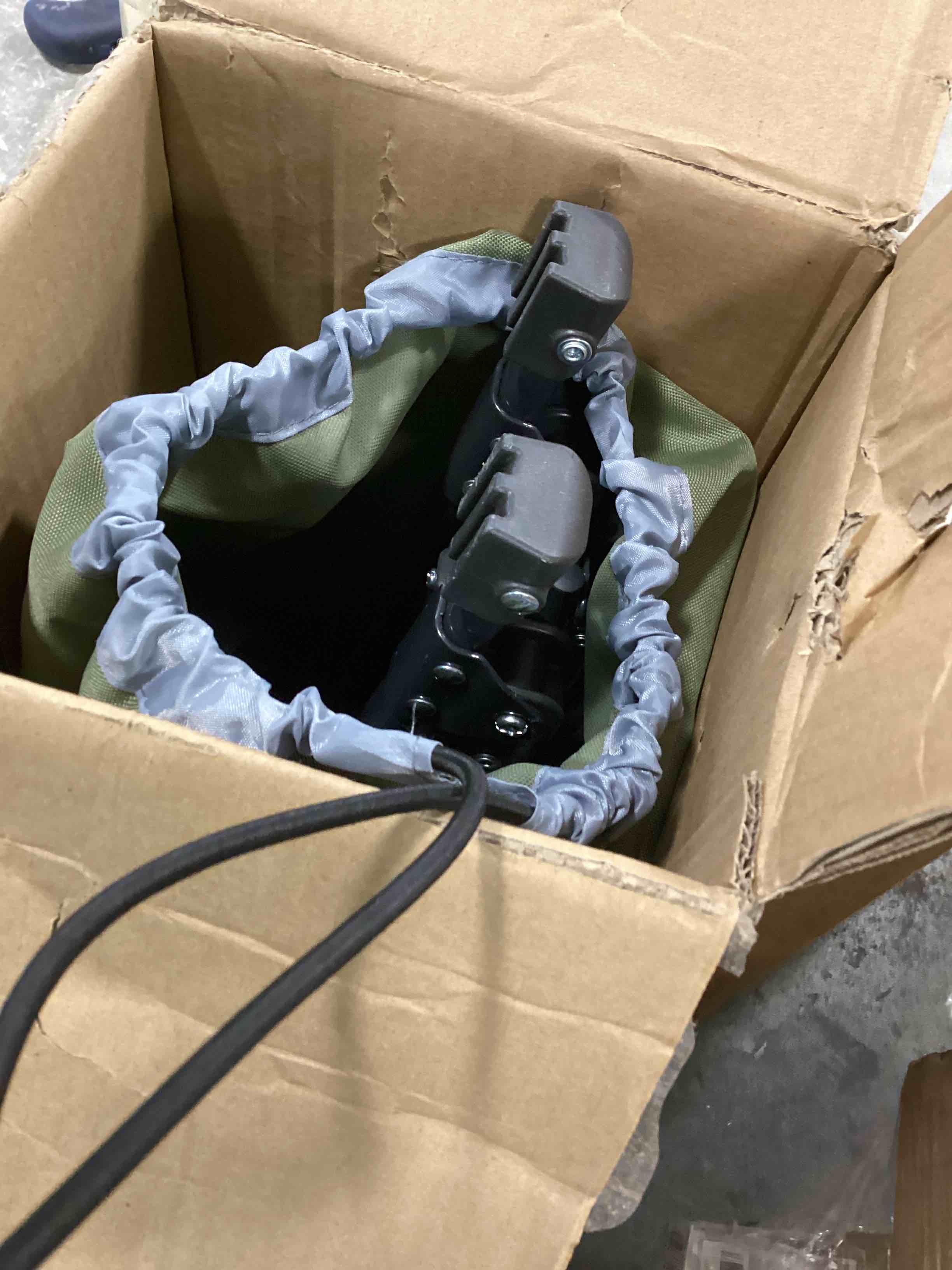 https://s3.amazonaws.com/lotting-images-prod/bidfta/BLU5729737_1715277432568.jpeg
