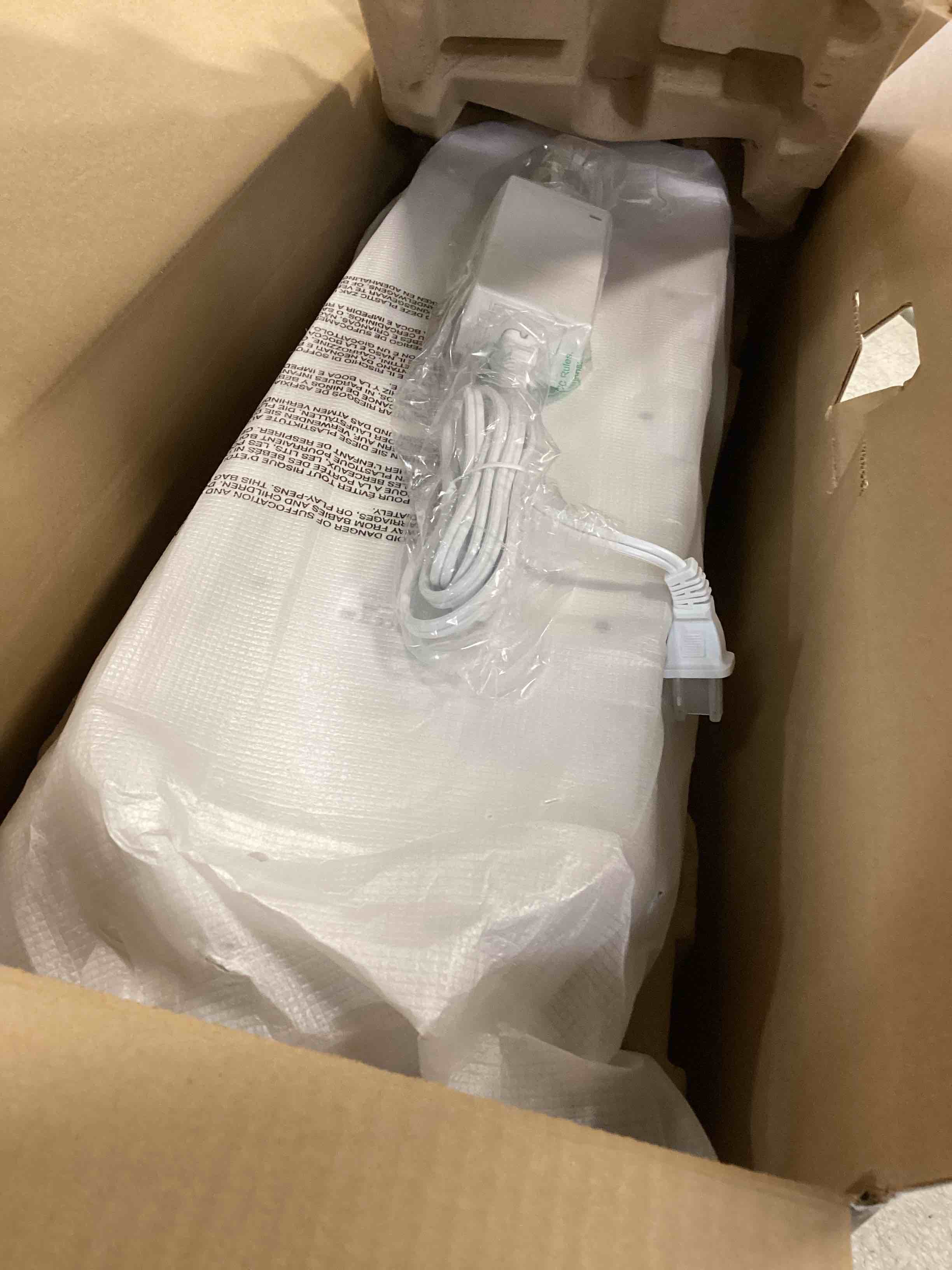 https://s3.amazonaws.com/lotting-images-prod/bidfta/BLU5733065_1714149096354.jpeg