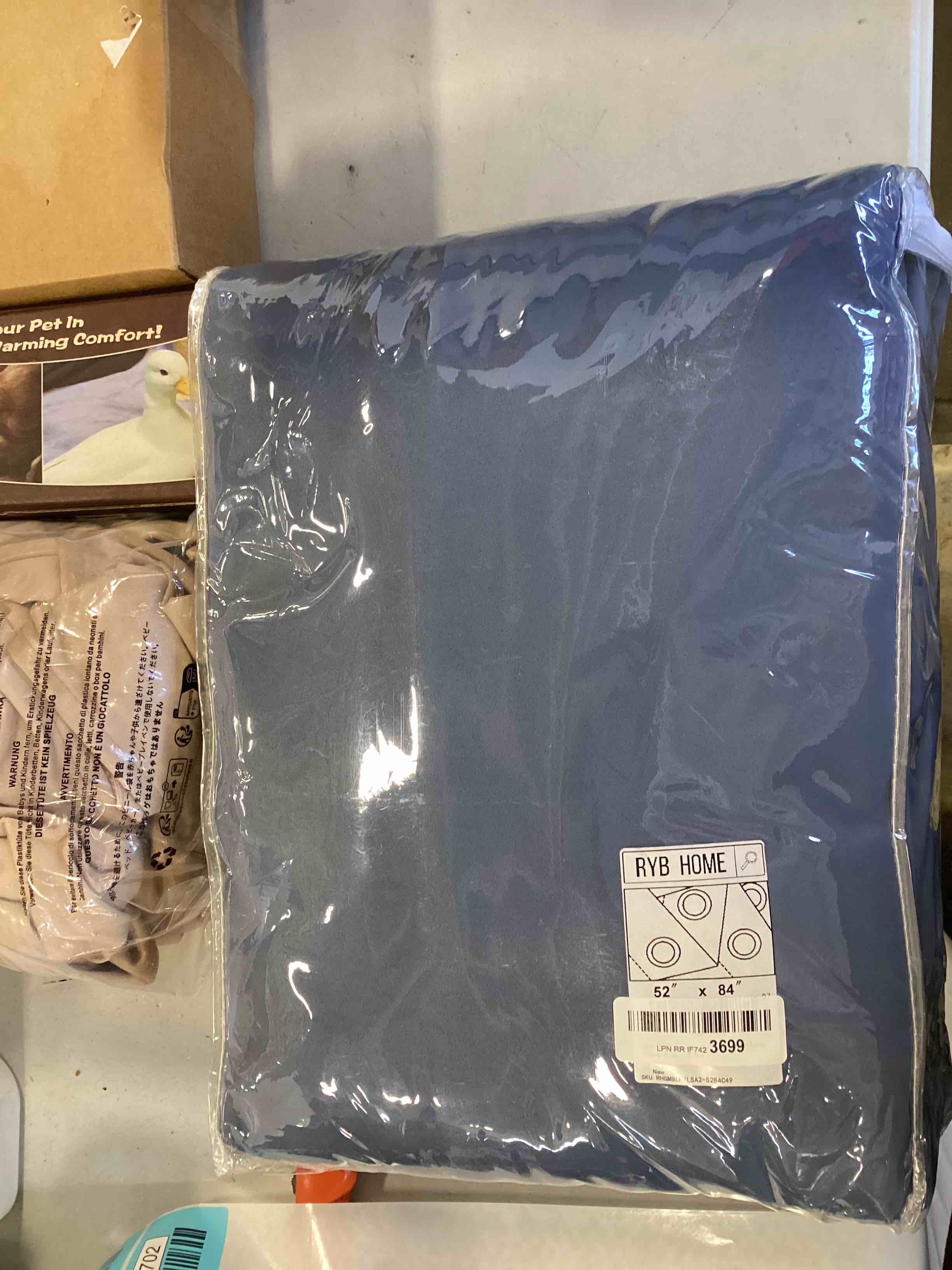 https://s3.amazonaws.com/lotting-images-prod/bidfta/BLU5735702_1713445352919.jpeg