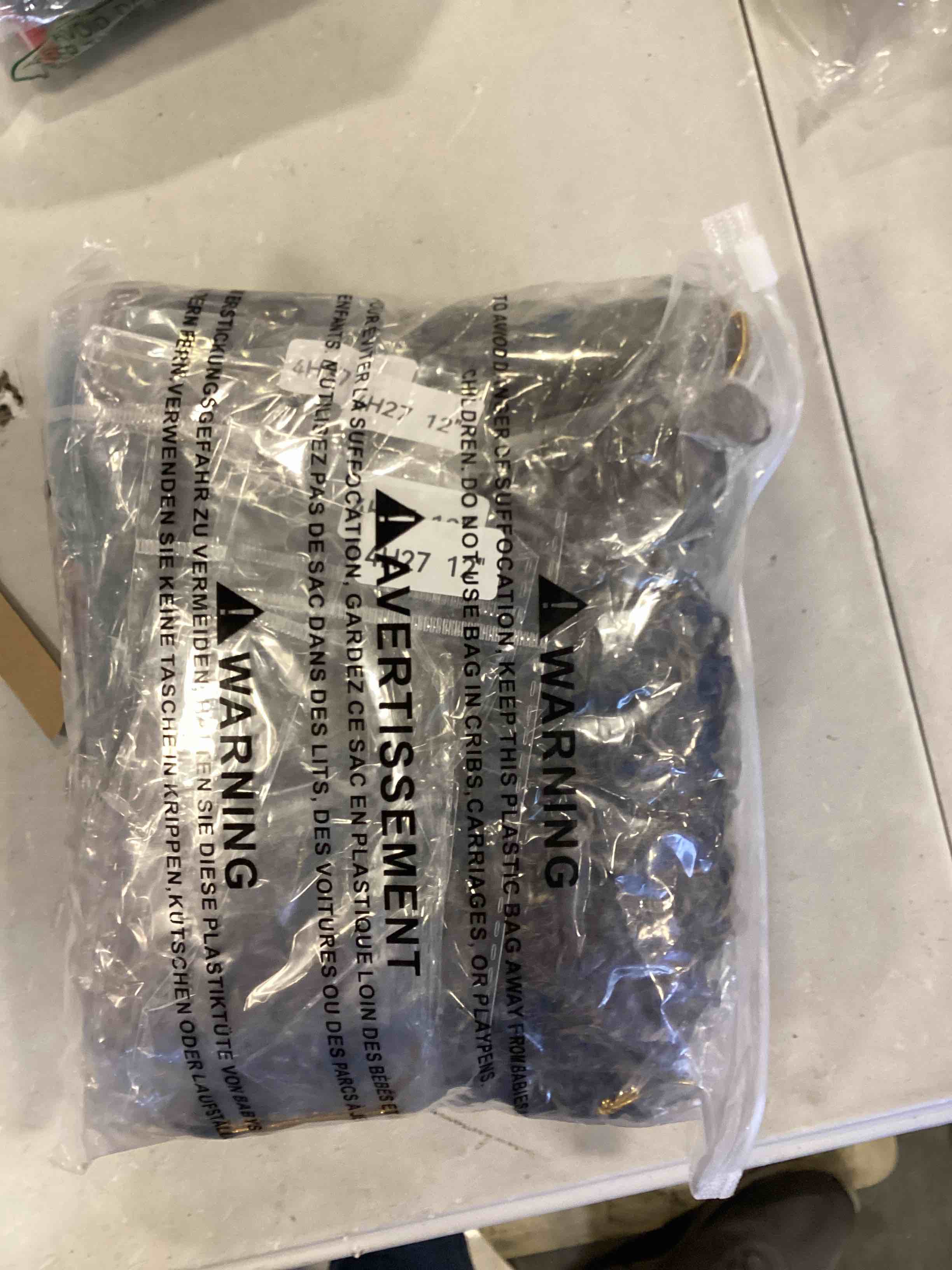 https://s3.amazonaws.com/lotting-images-prod/bidfta/BLU5735751_1713452535024.jpeg