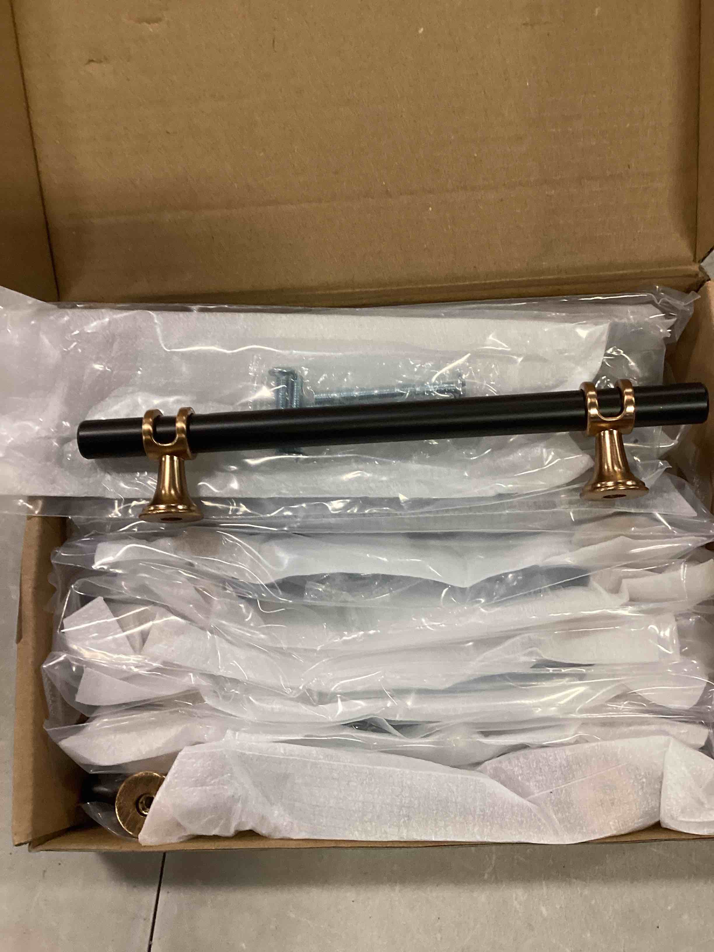 https://s3.amazonaws.com/lotting-images-prod/bidfta/BLU5738276_1713352148034.jpeg