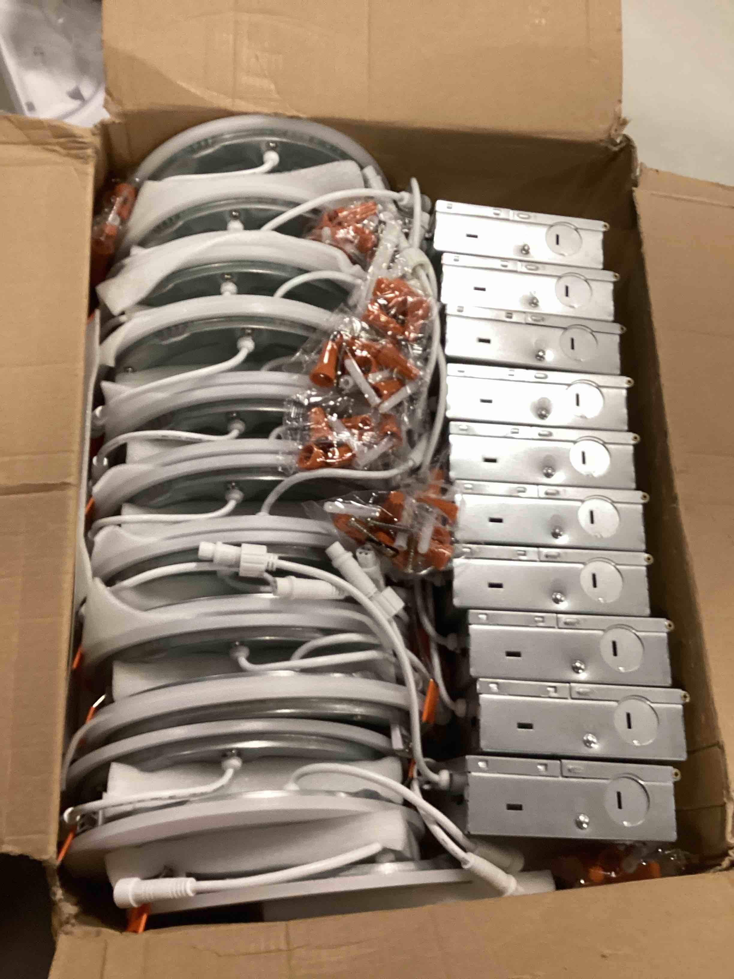 https://s3.amazonaws.com/lotting-images-prod/bidfta/BLU5738302_1713354837036.jpeg
