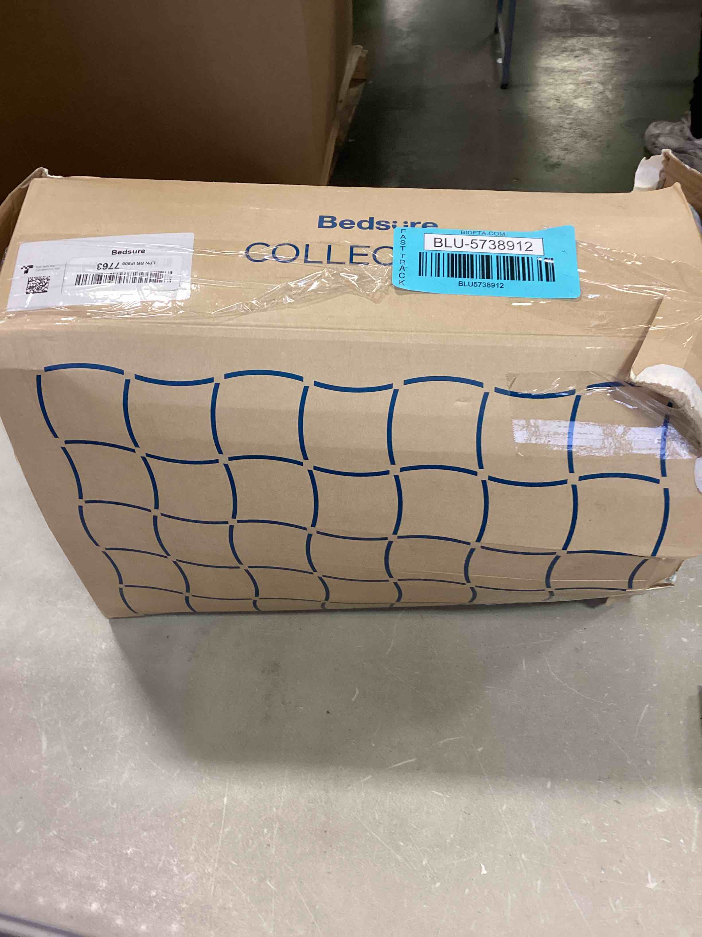 https://s3.amazonaws.com/lotting-images-prod/bidfta/BLU5738912_1713529423837.jpeg