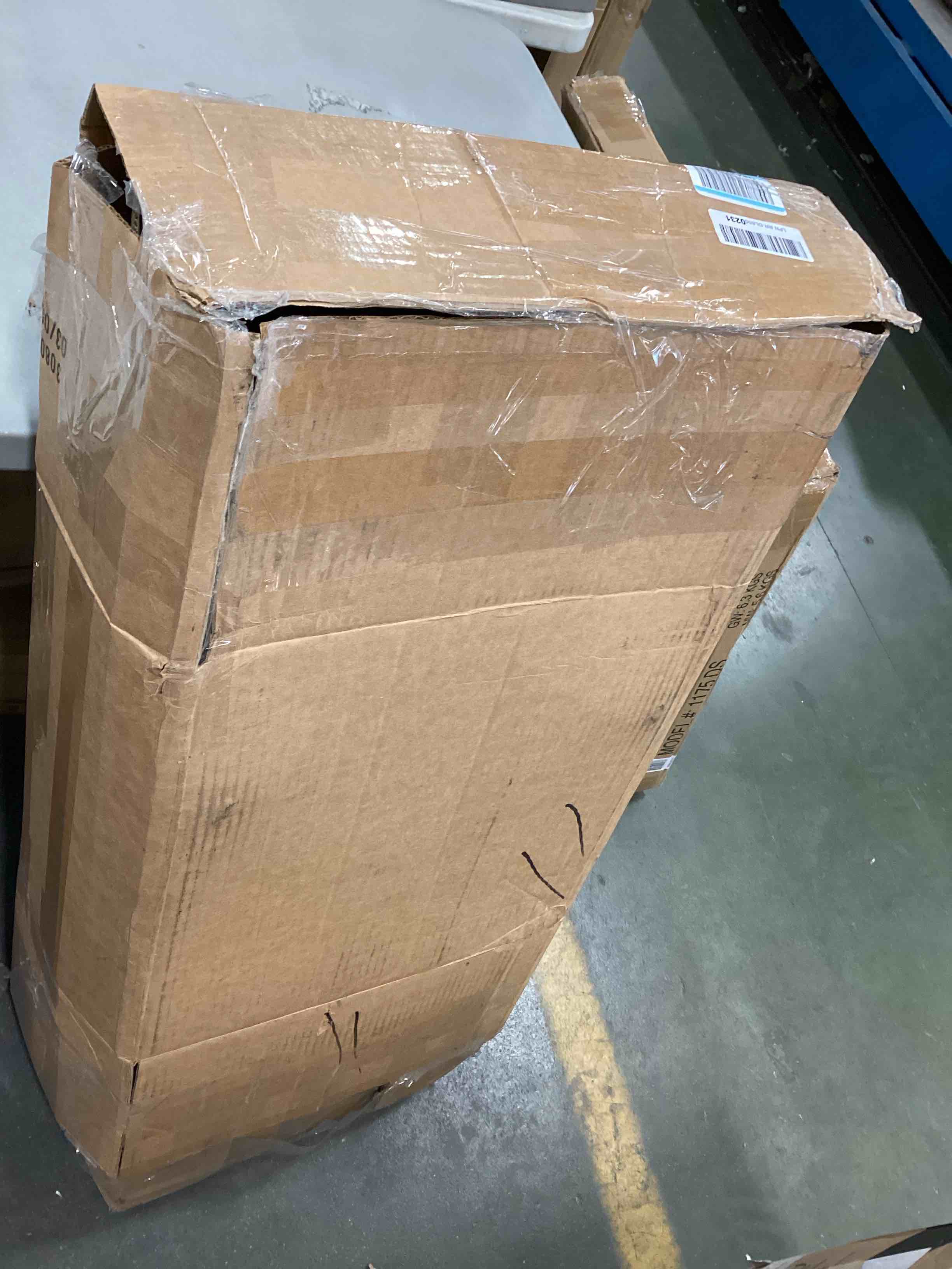https://s3.amazonaws.com/lotting-images-prod/bidfta/BLU5744596_1706793141423.jpeg