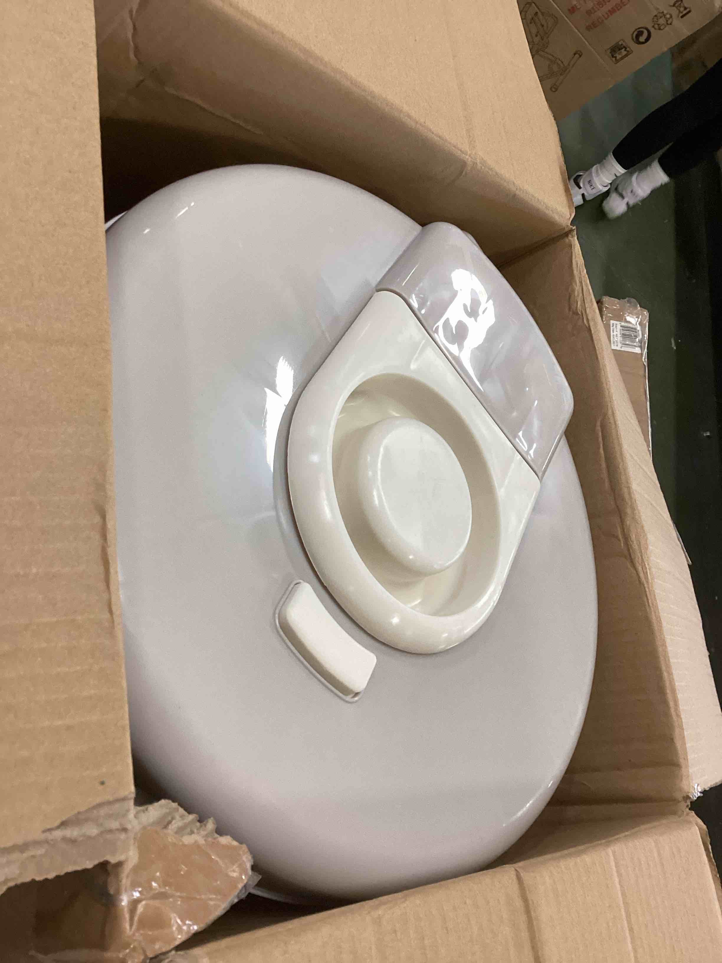 https://s3.amazonaws.com/lotting-images-prod/bidfta/BLU5744829_1706889196023.jpeg