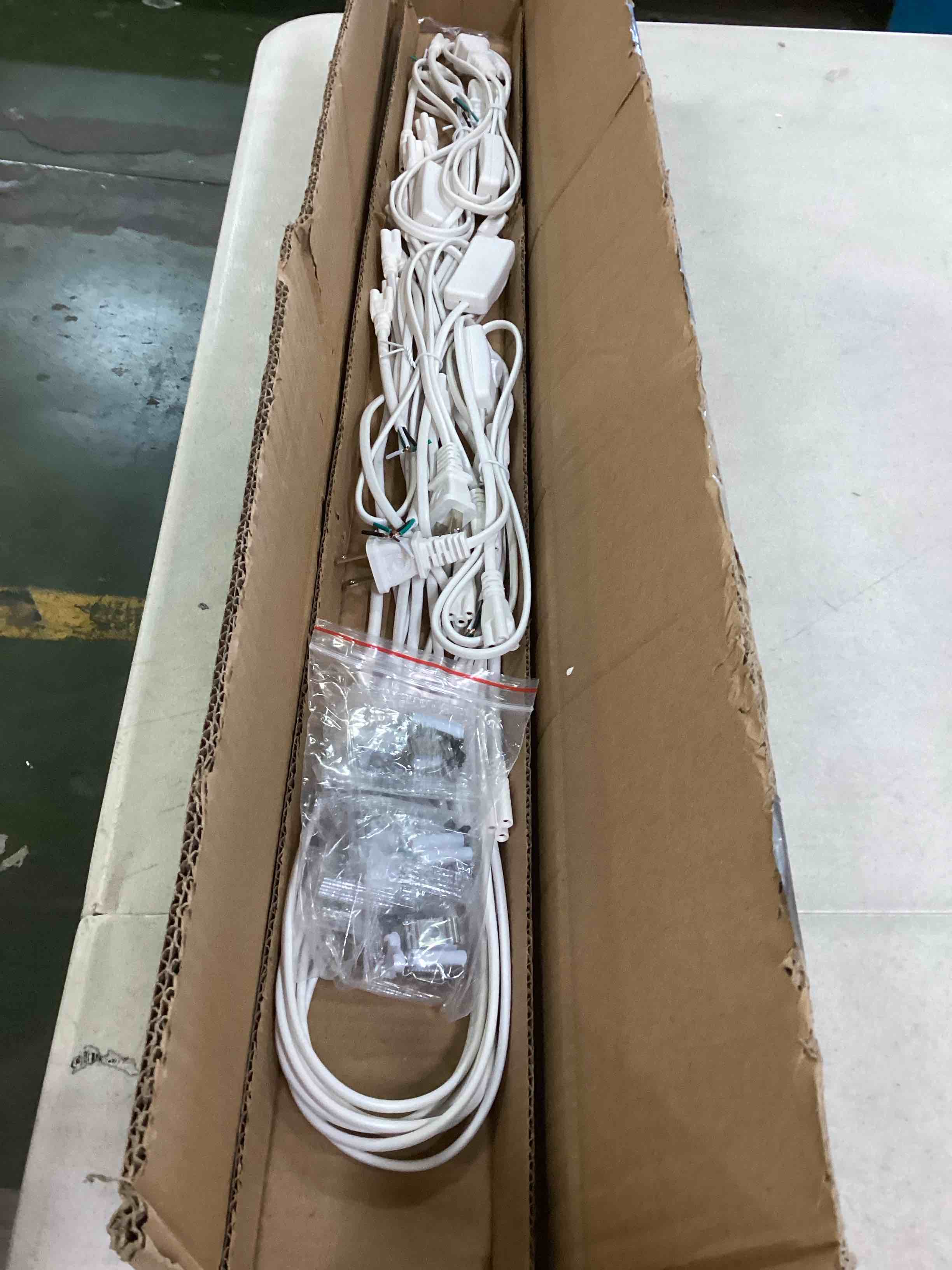 https://s3.amazonaws.com/lotting-images-prod/bidfta/BLU5745272_1707151378514.jpeg