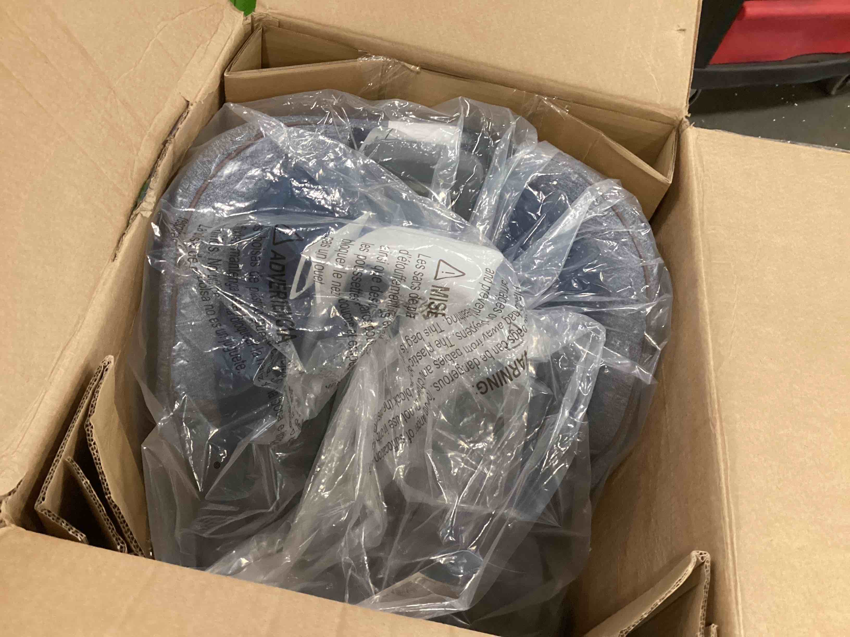 https://s3.amazonaws.com/lotting-images-prod/bidfta/BLU5751393_1707412412527.jpeg