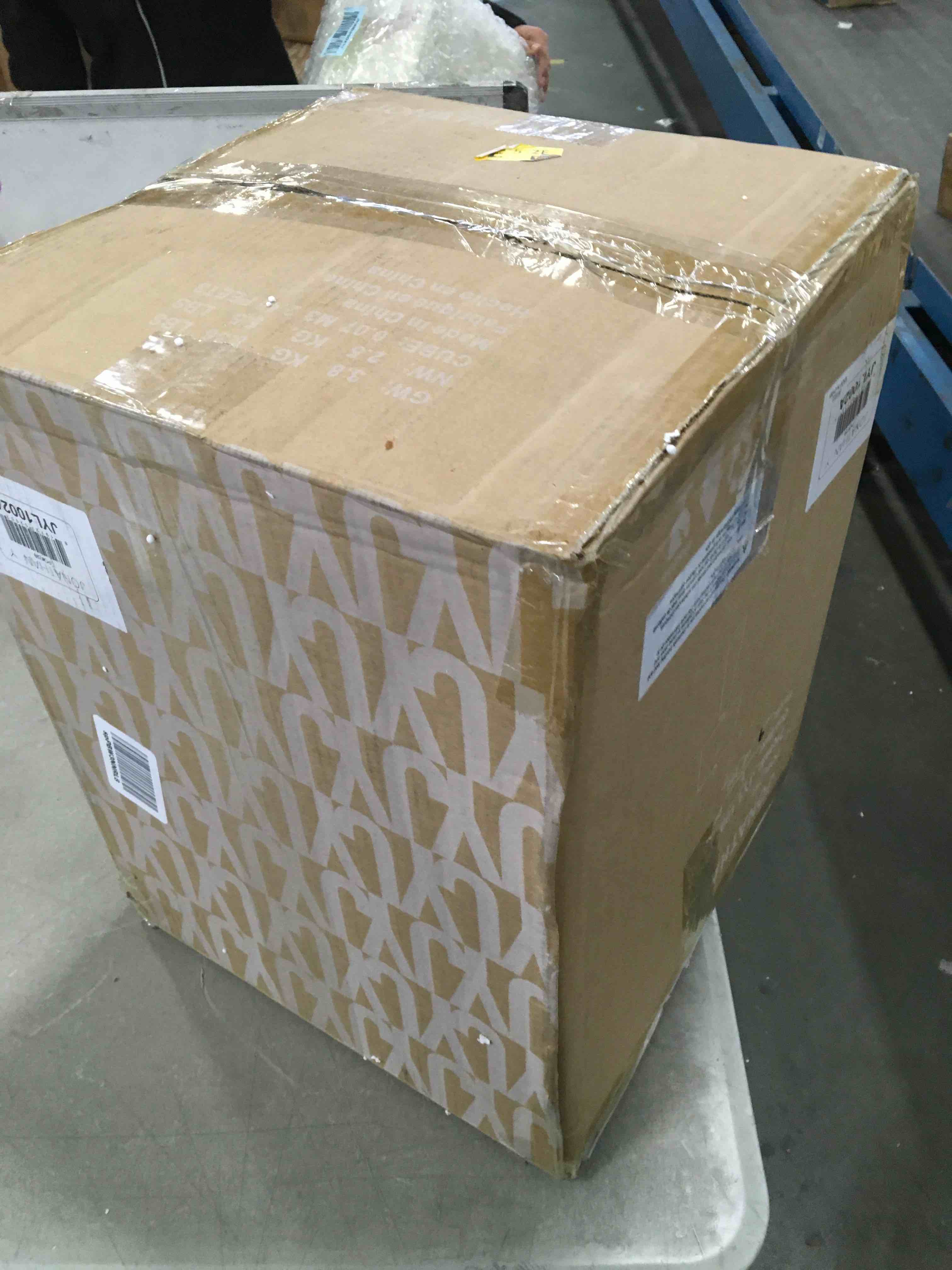 https://s3.amazonaws.com/lotting-images-prod/bidfta/BLU5755291_1706629922033.jpeg
