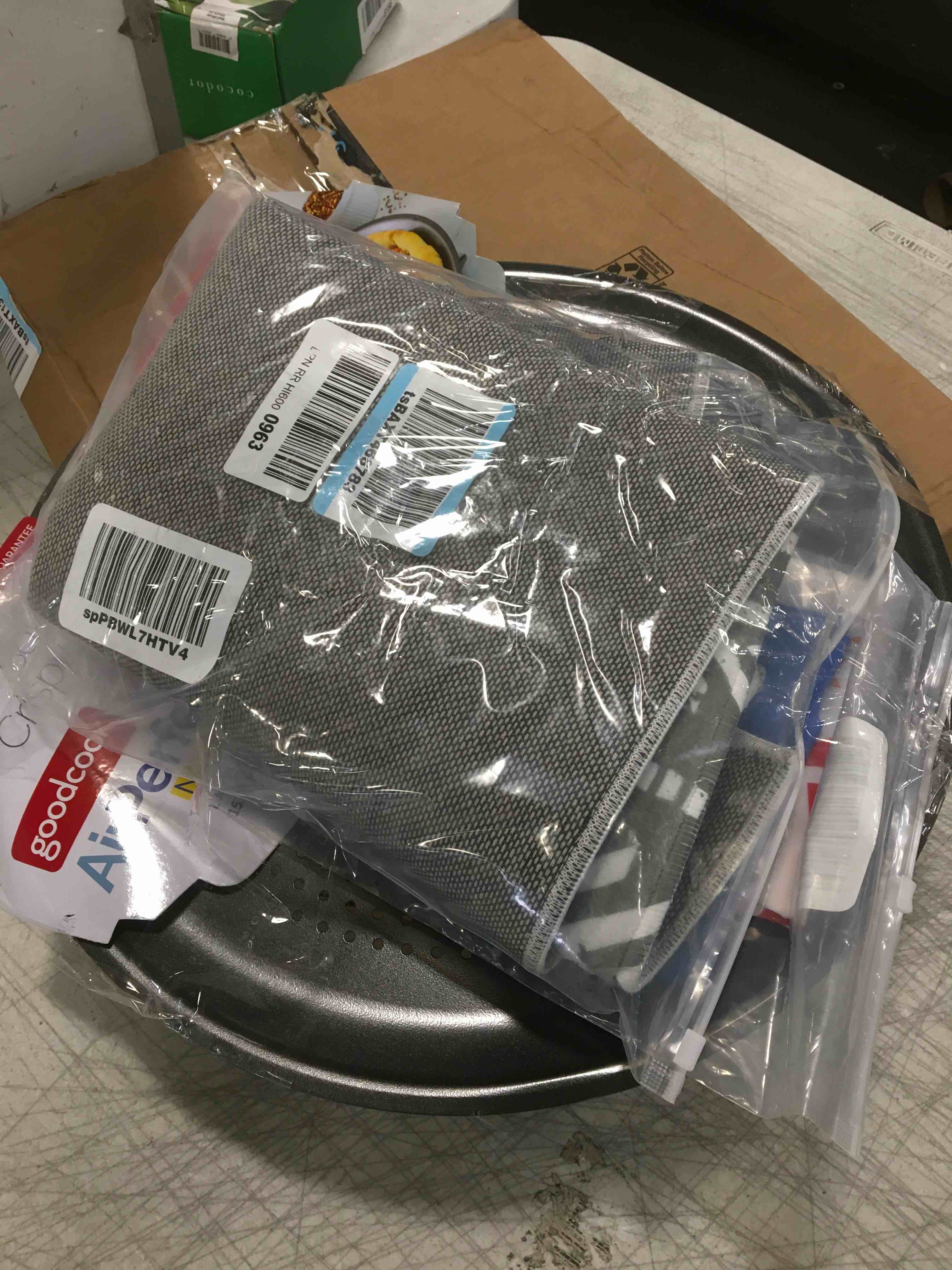 https://s3.amazonaws.com/lotting-images-prod/bidfta/BLU5755917_1706813723097.jpeg