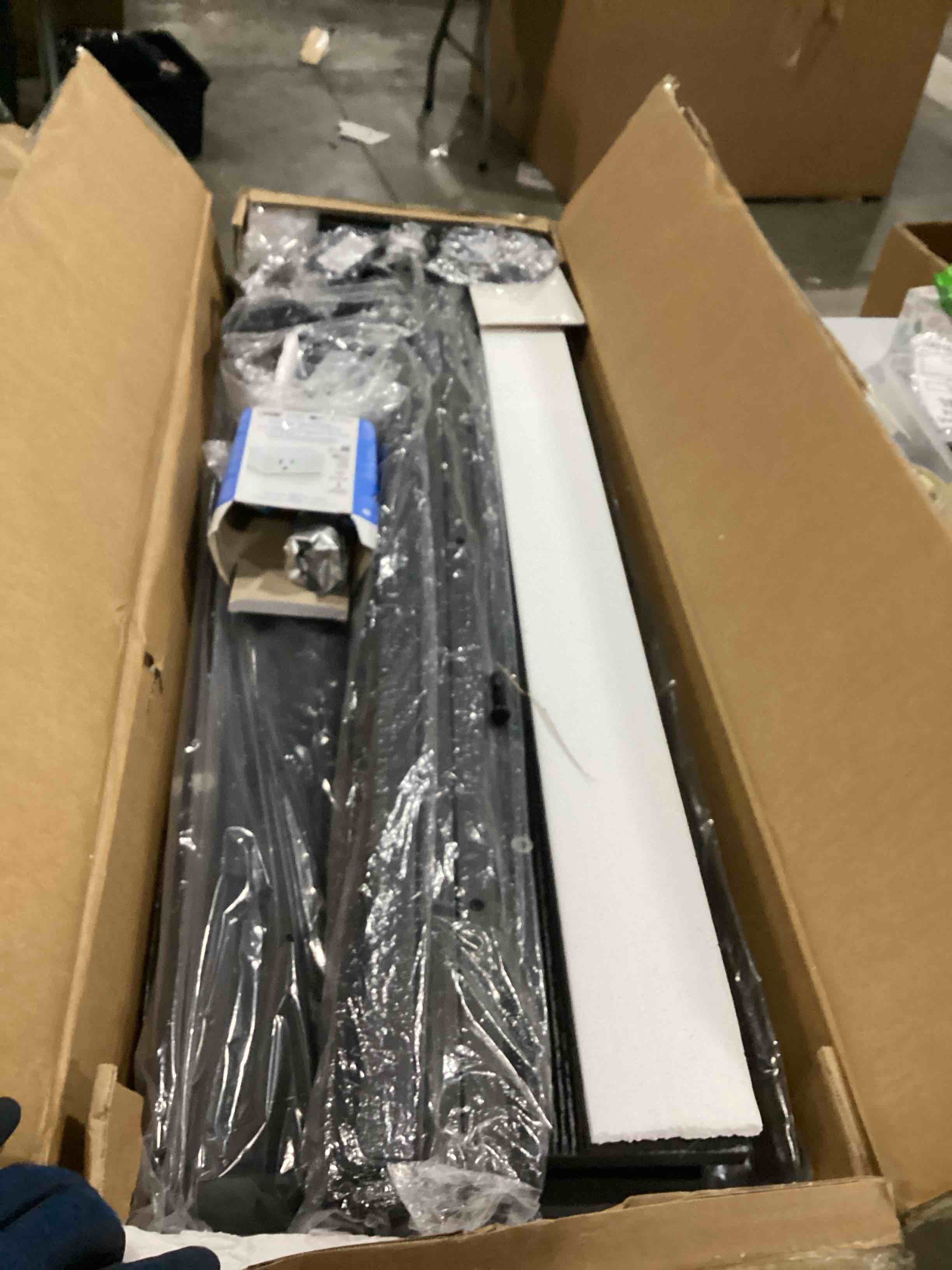 https://s3.amazonaws.com/lotting-images-prod/bidfta/BLU5760582_1715714616665.jpeg