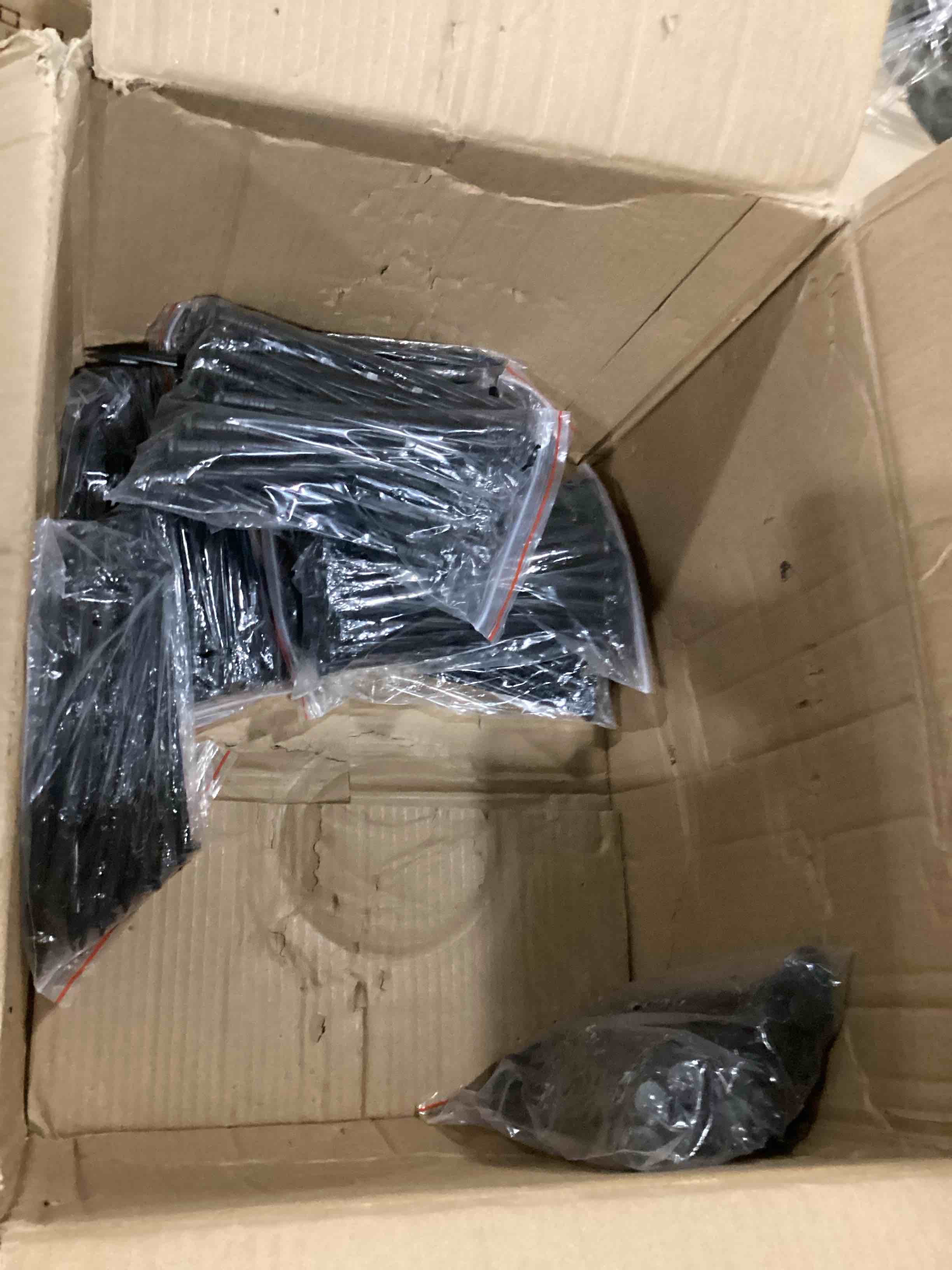 https://s3.amazonaws.com/lotting-images-prod/bidfta/BLU5761907_1717254877974.jpeg