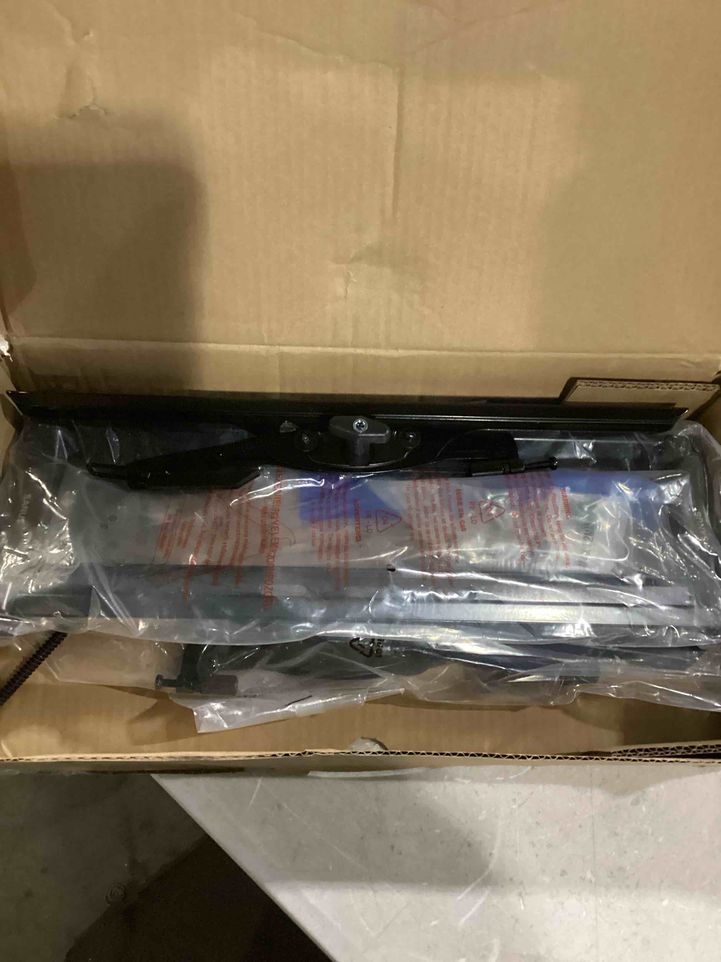 https://s3.amazonaws.com/lotting-images-prod/bidfta/BLU5762001_1713874975380.jpeg