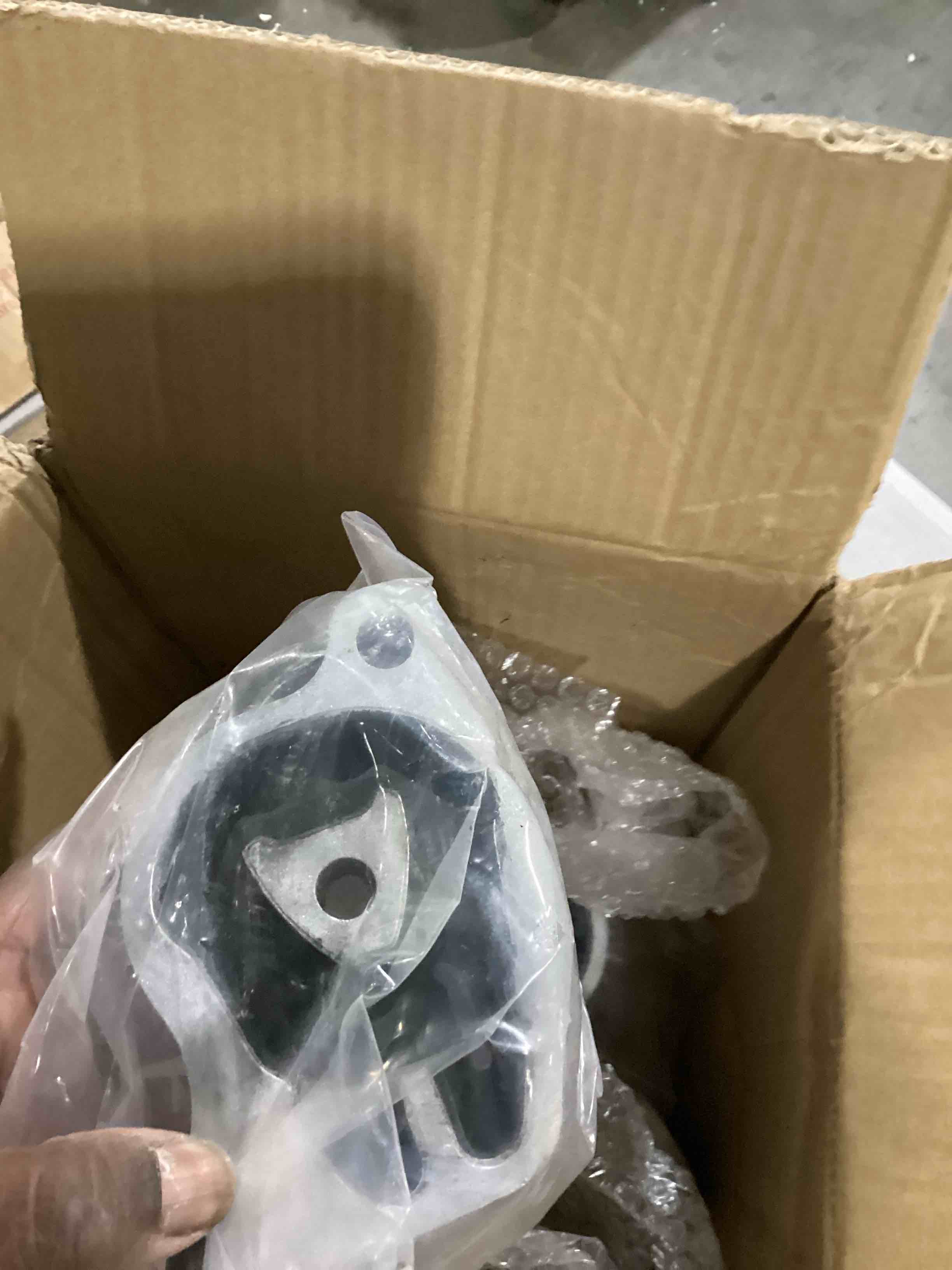 https://s3.amazonaws.com/lotting-images-prod/bidfta/BLU5763065_1715256640619.jpeg