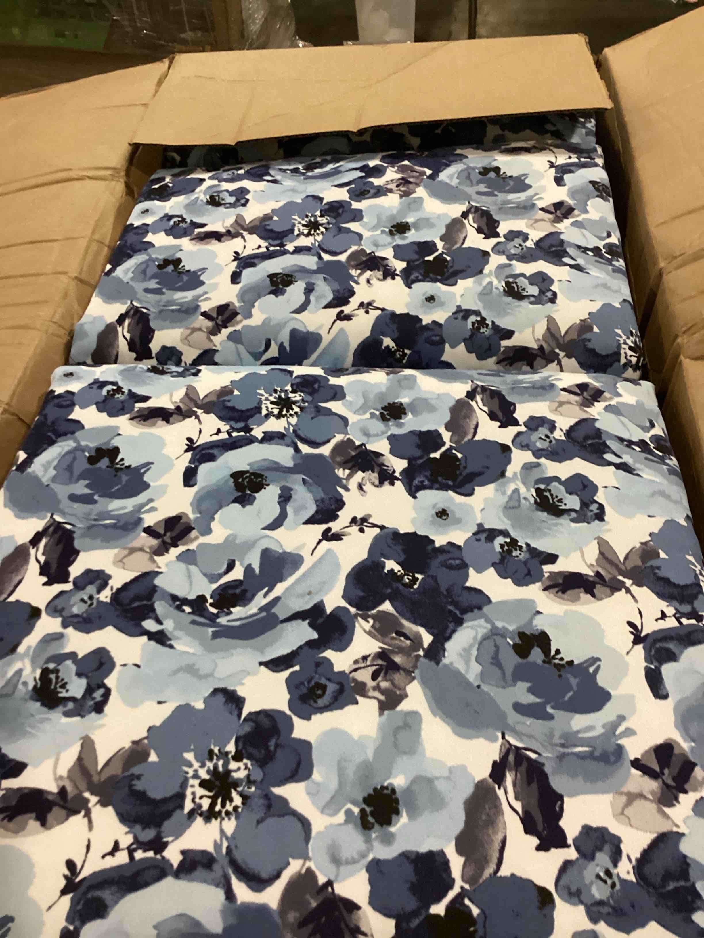 https://s3.amazonaws.com/lotting-images-prod/bidfta/BLU5763296_1715599540091.jpeg