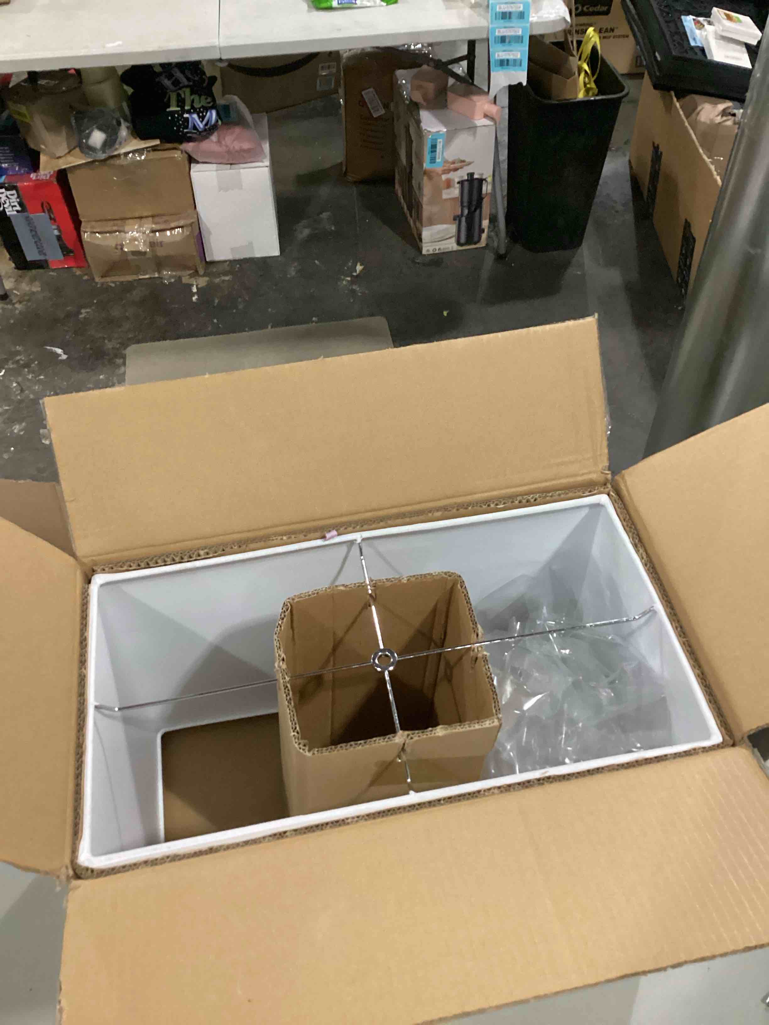 https://s3.amazonaws.com/lotting-images-prod/bidfta/BLU5764304_1714742630122.jpeg