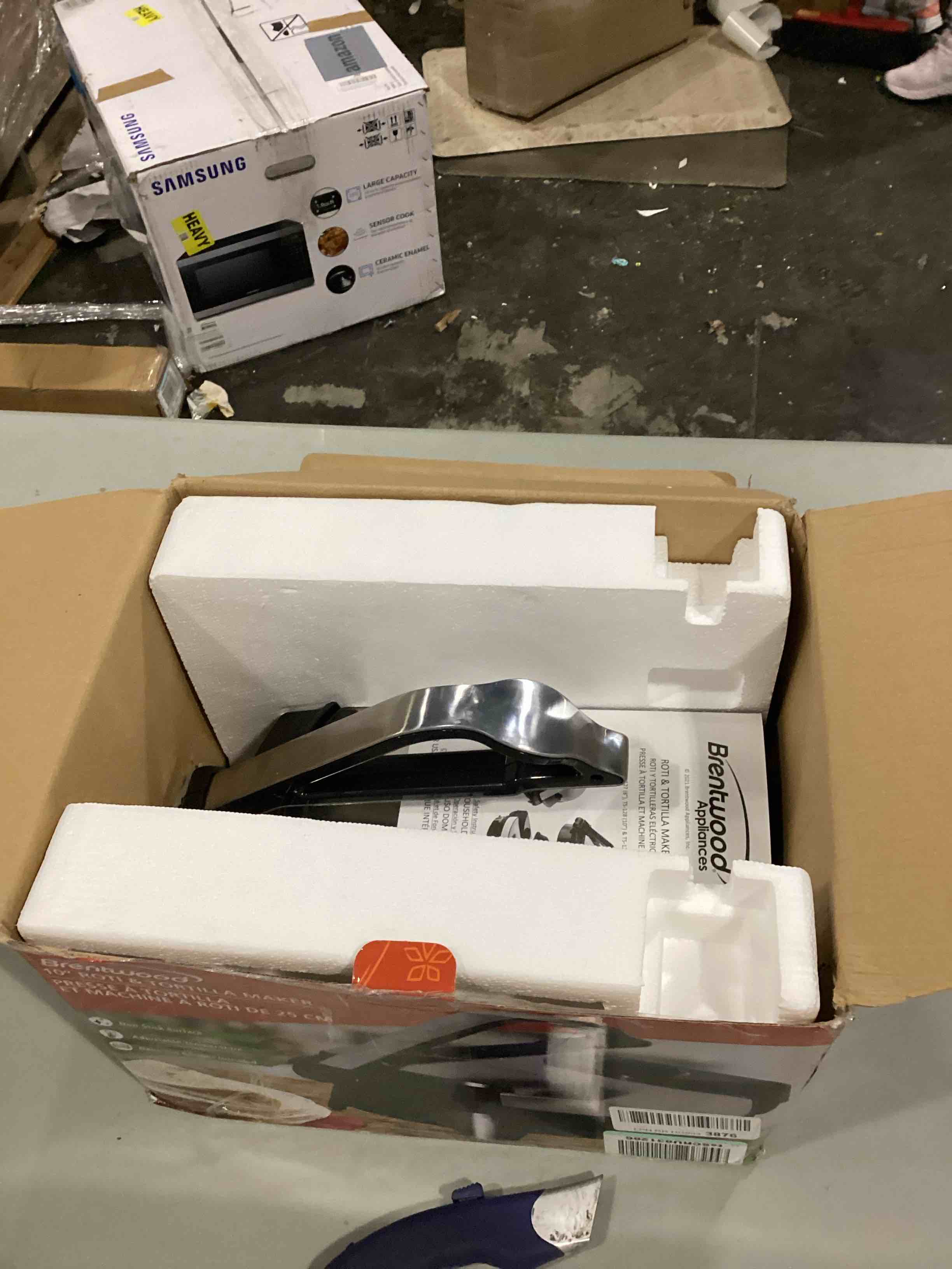 https://s3.amazonaws.com/lotting-images-prod/bidfta/BLU5764737_1715280917384.jpeg