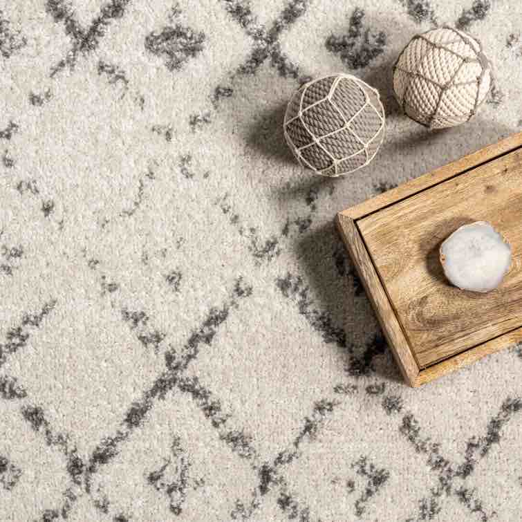 Giannini Geometric Moroccan Area Rug in Gray/ Off White