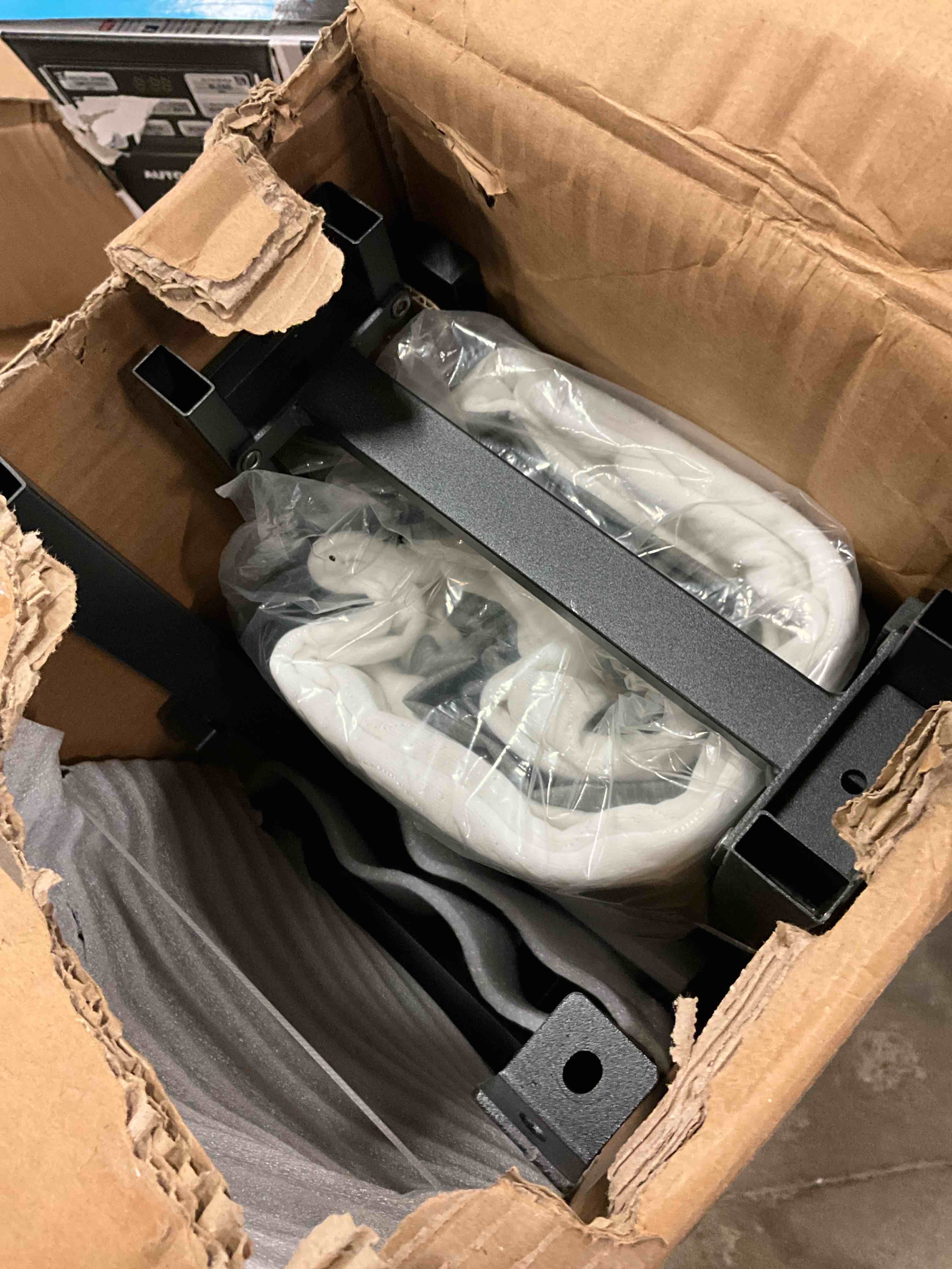 https://s3.amazonaws.com/lotting-images-prod/bidfta/BLU5769089_1724101861980.jpeg