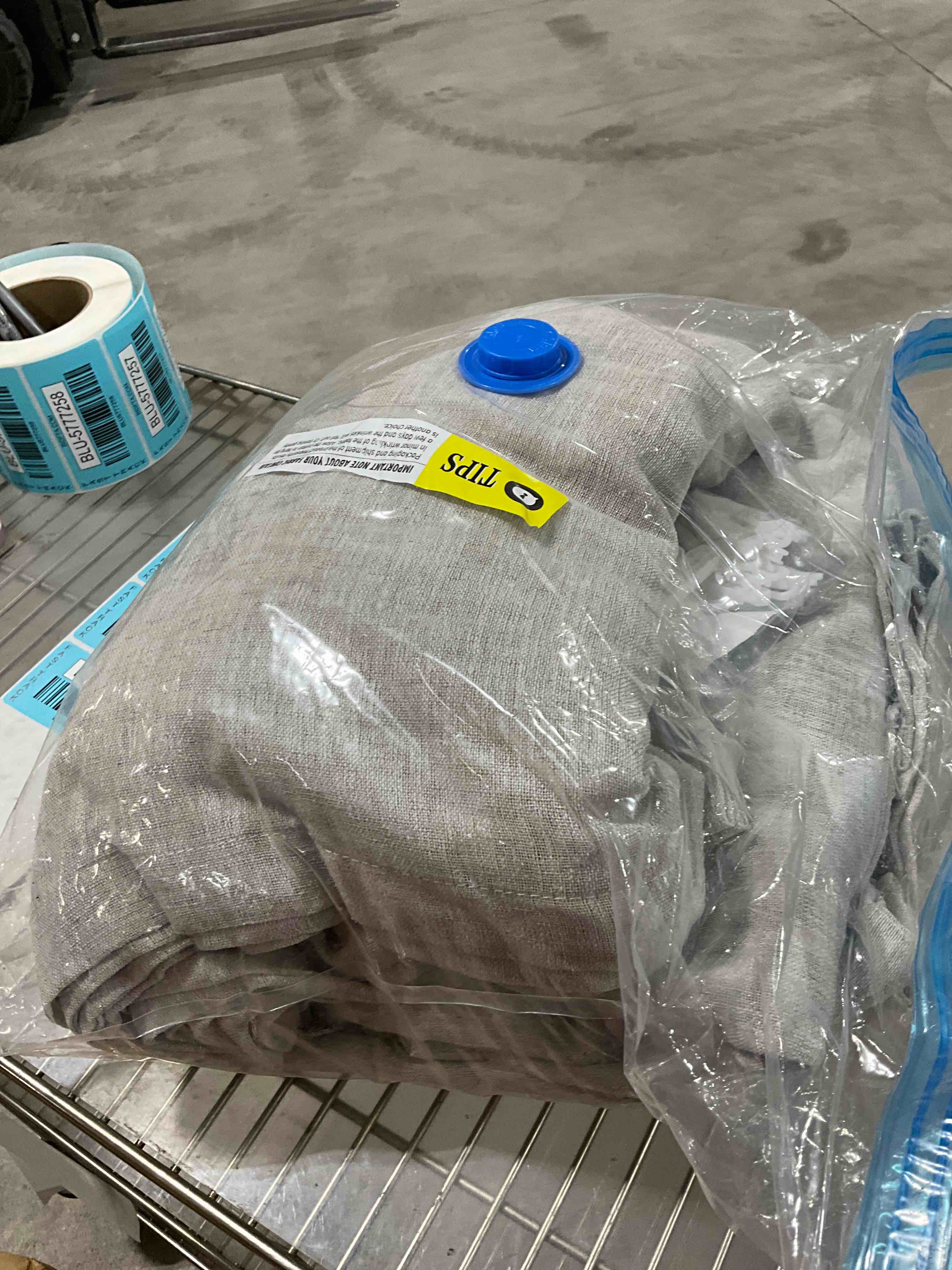 https://s3.amazonaws.com/lotting-images-prod/bidfta/BLU5777241_1718630630976.jpeg