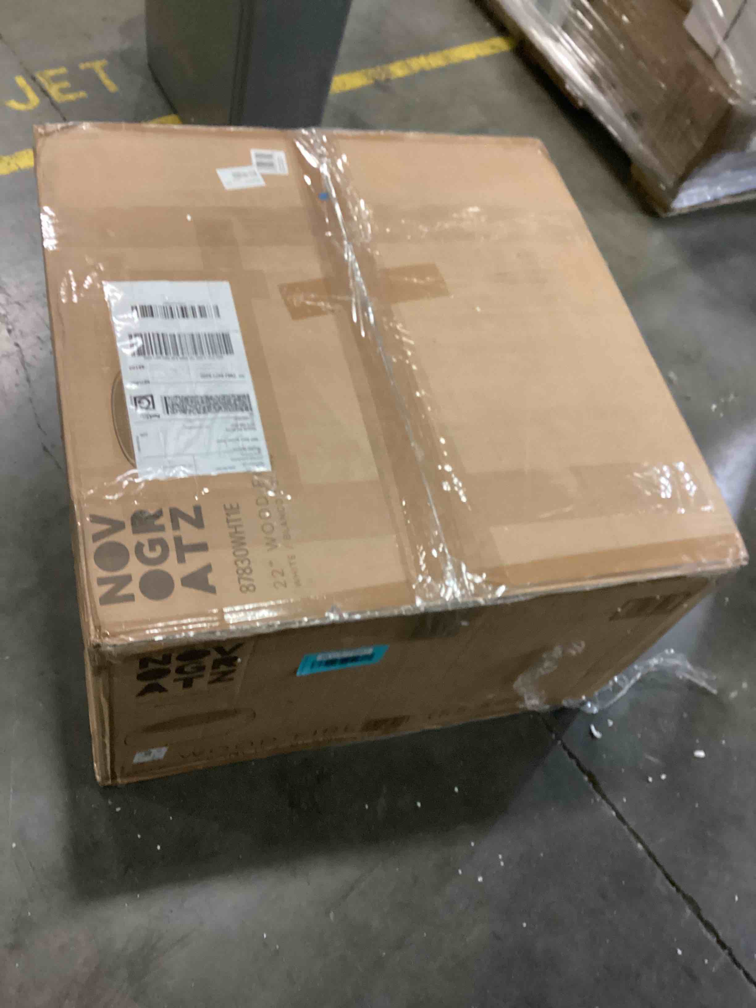 https://s3.amazonaws.com/lotting-images-prod/bidfta/BLU5779957_1708436118380.jpeg