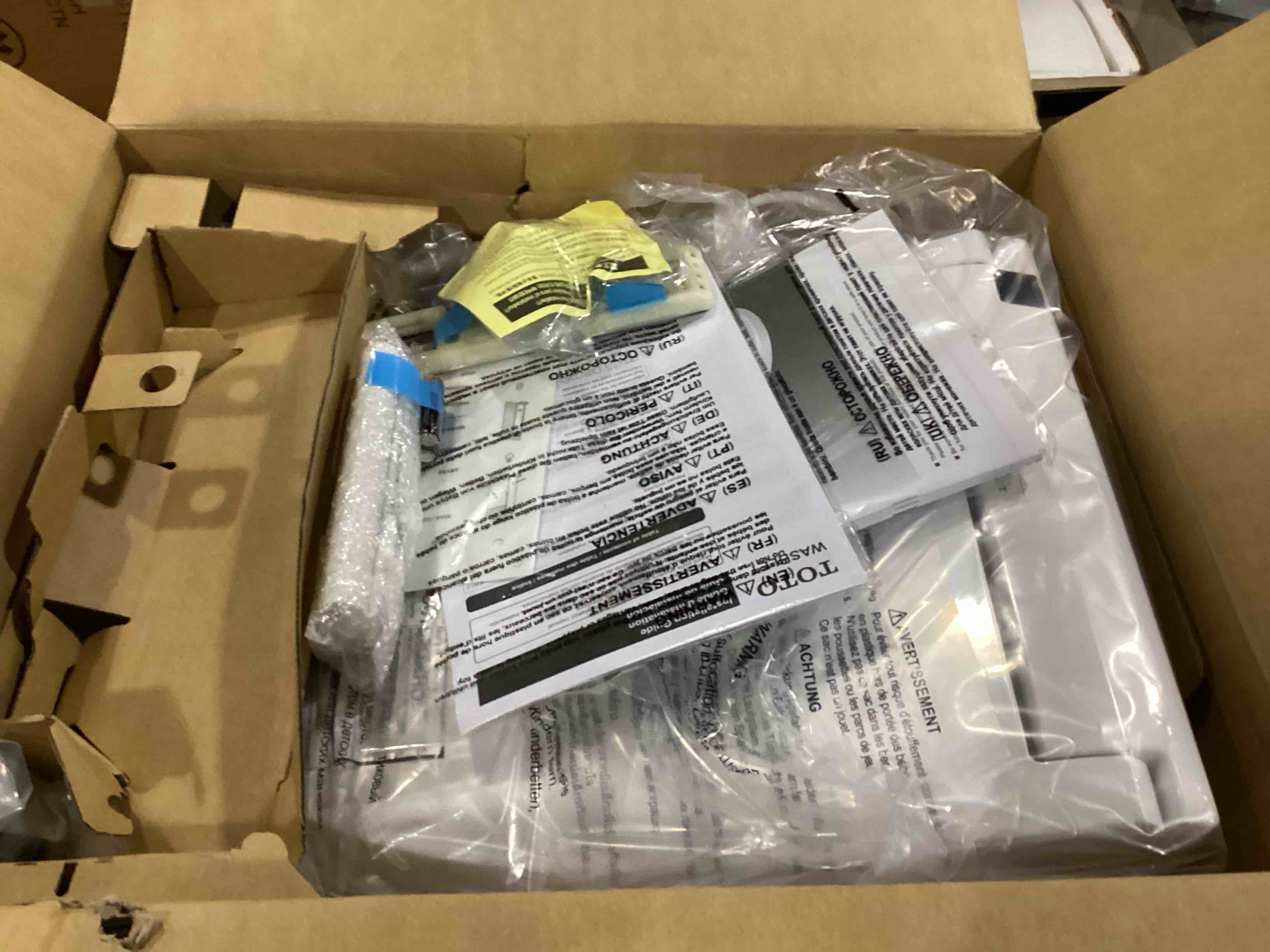 https://s3.amazonaws.com/lotting-images-prod/bidfta/BLU5781693_1707743563768.jpeg