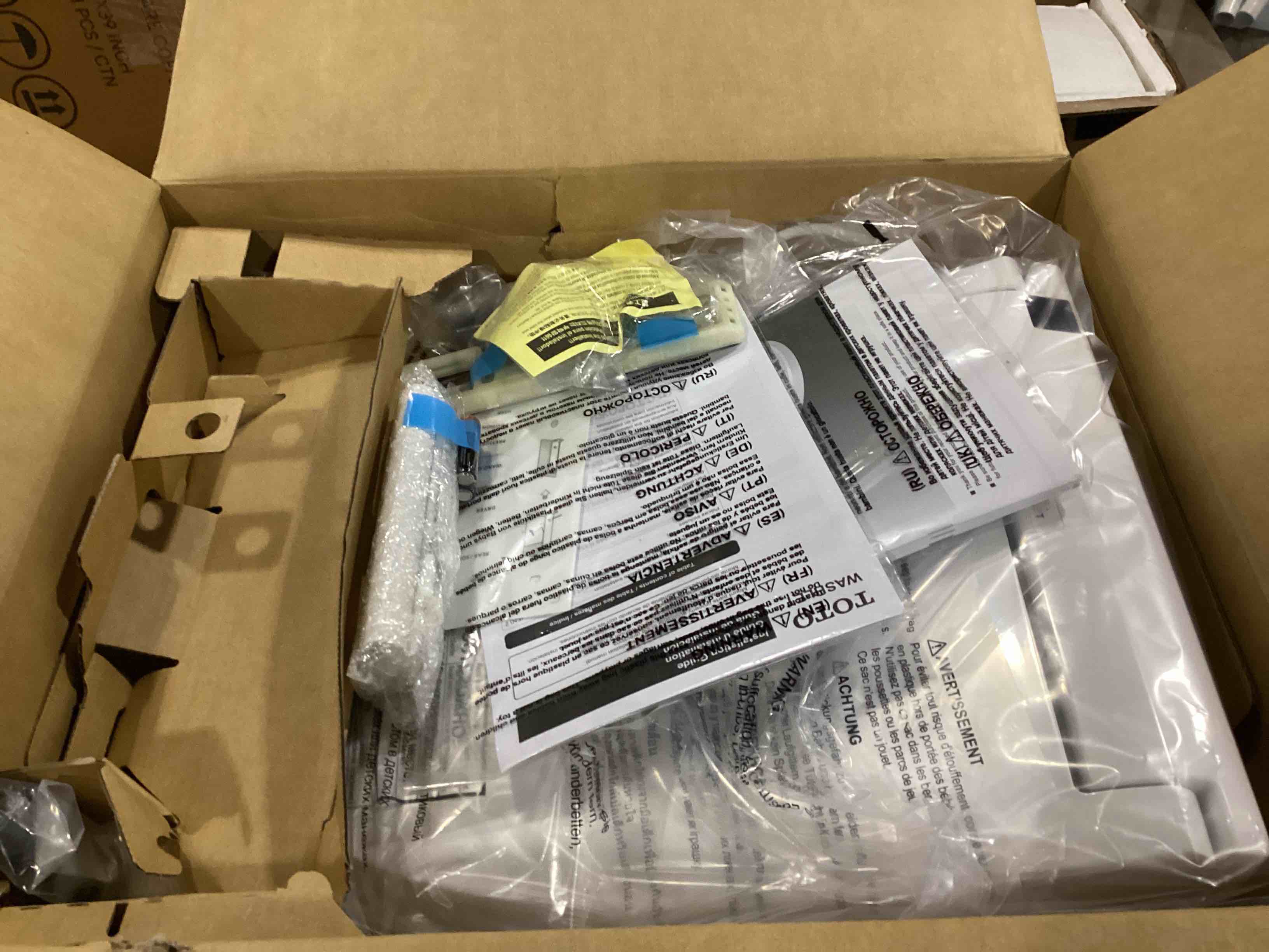https://s3.amazonaws.com/lotting-images-prod/bidfta/BLU5781693_1707743565099.jpeg