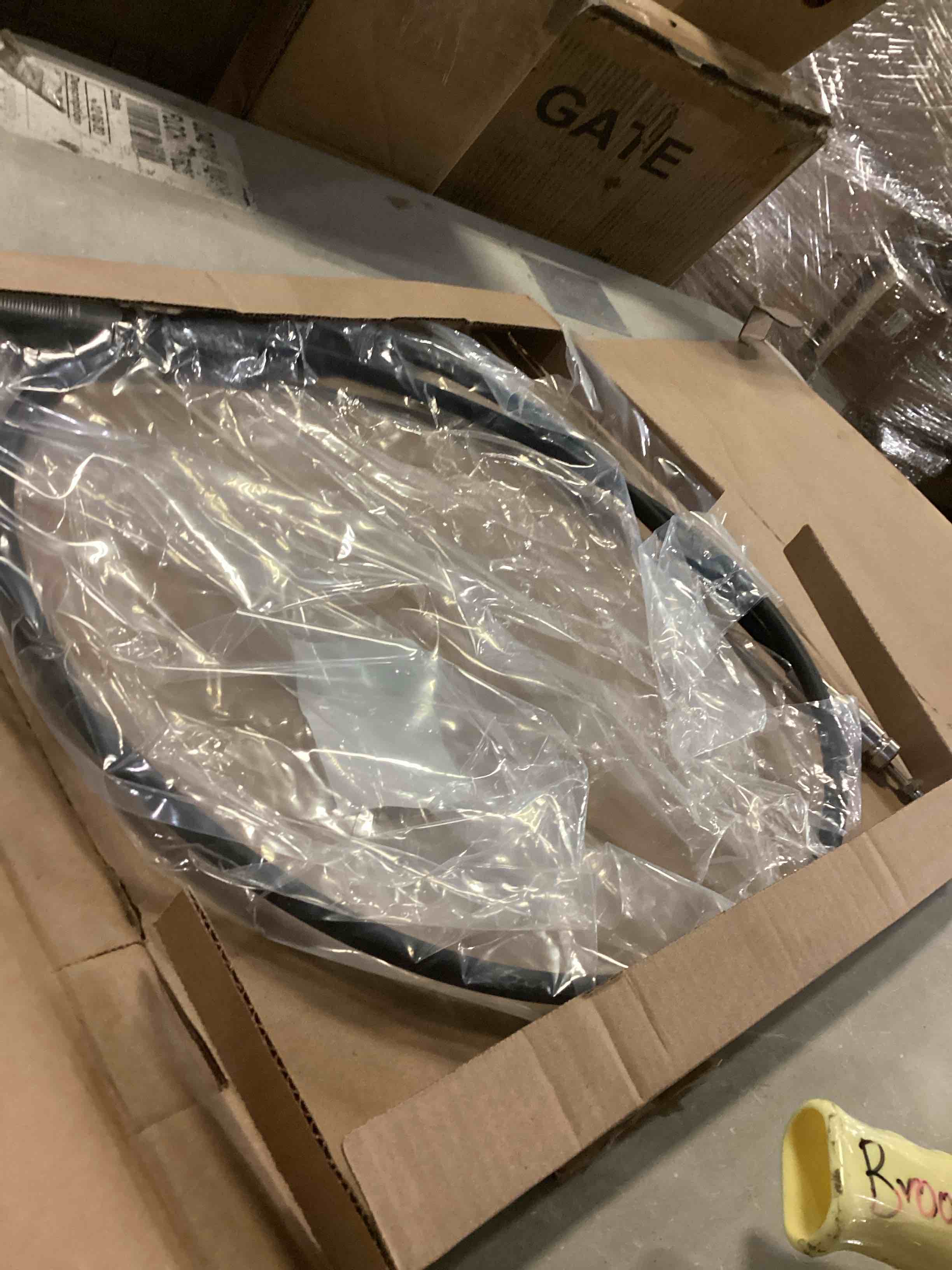 https://s3.amazonaws.com/lotting-images-prod/bidfta/BLU5782998_1708109490899.jpeg