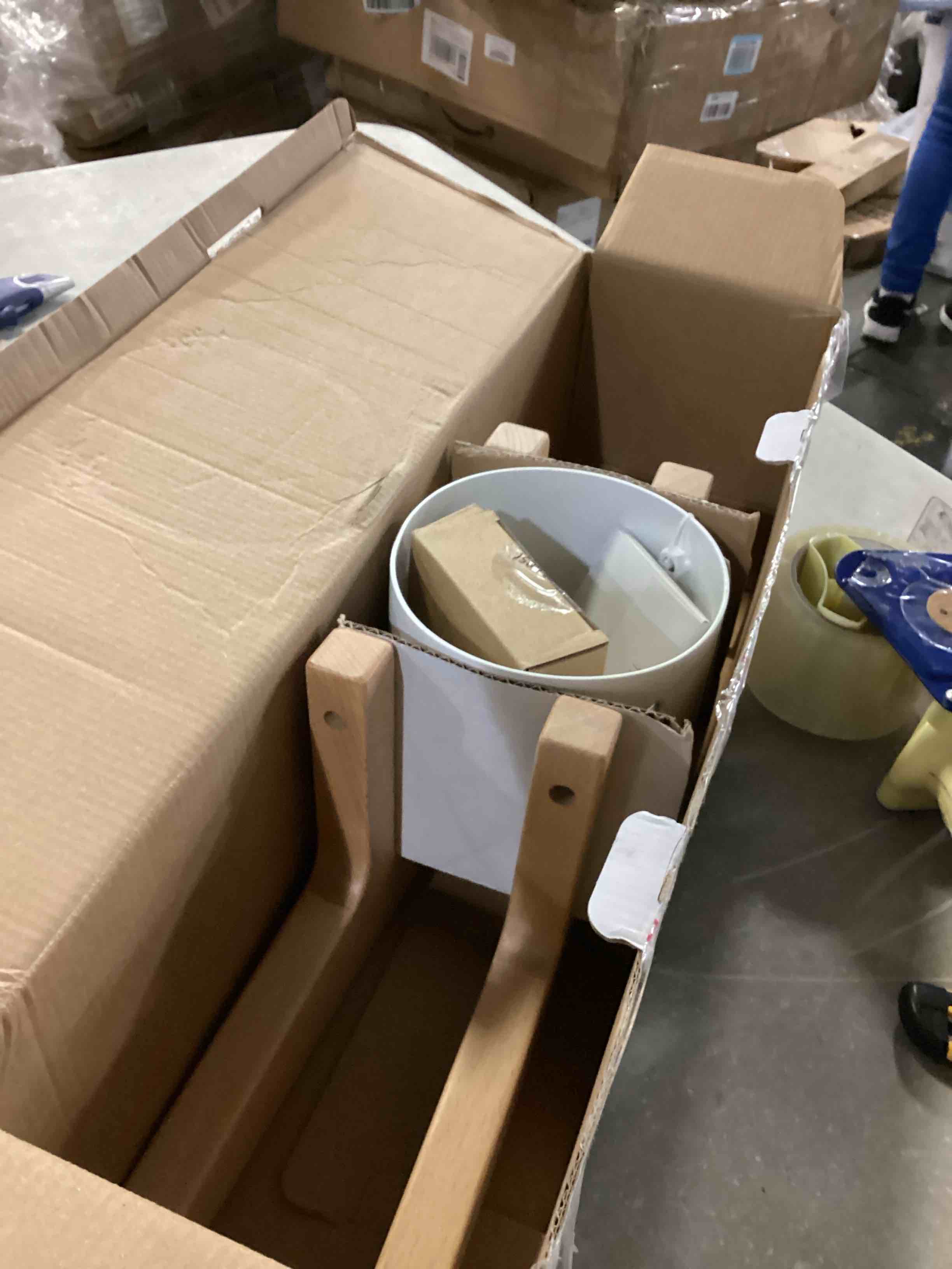 https://s3.amazonaws.com/lotting-images-prod/bidfta/BLU5784299_1710523515943.jpeg