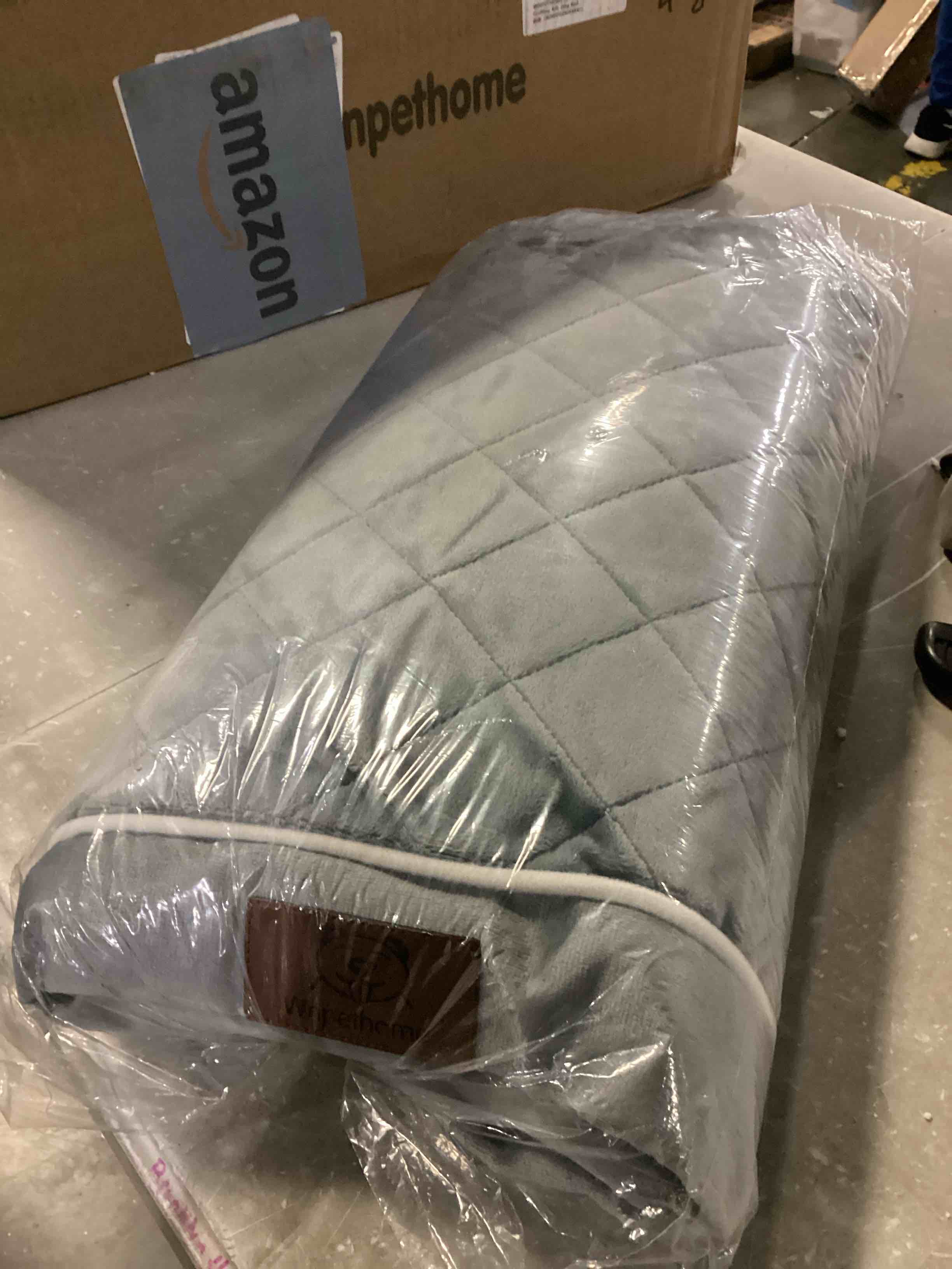https://s3.amazonaws.com/lotting-images-prod/bidfta/BLU5784304_1710523968035.jpeg