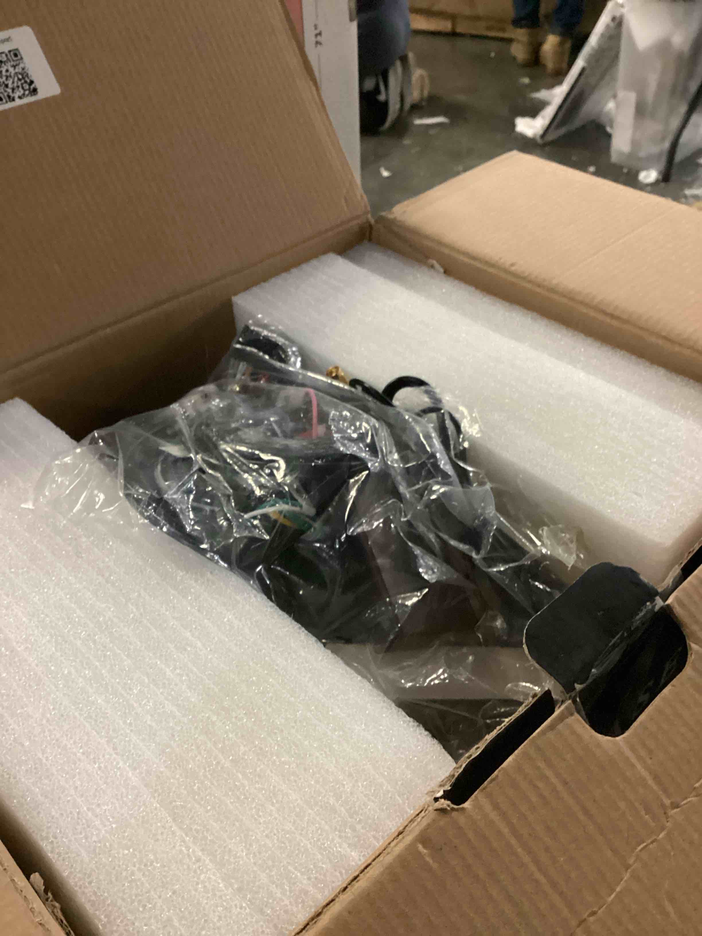 https://s3.amazonaws.com/lotting-images-prod/bidfta/BLU5784410_1710866793478.jpeg