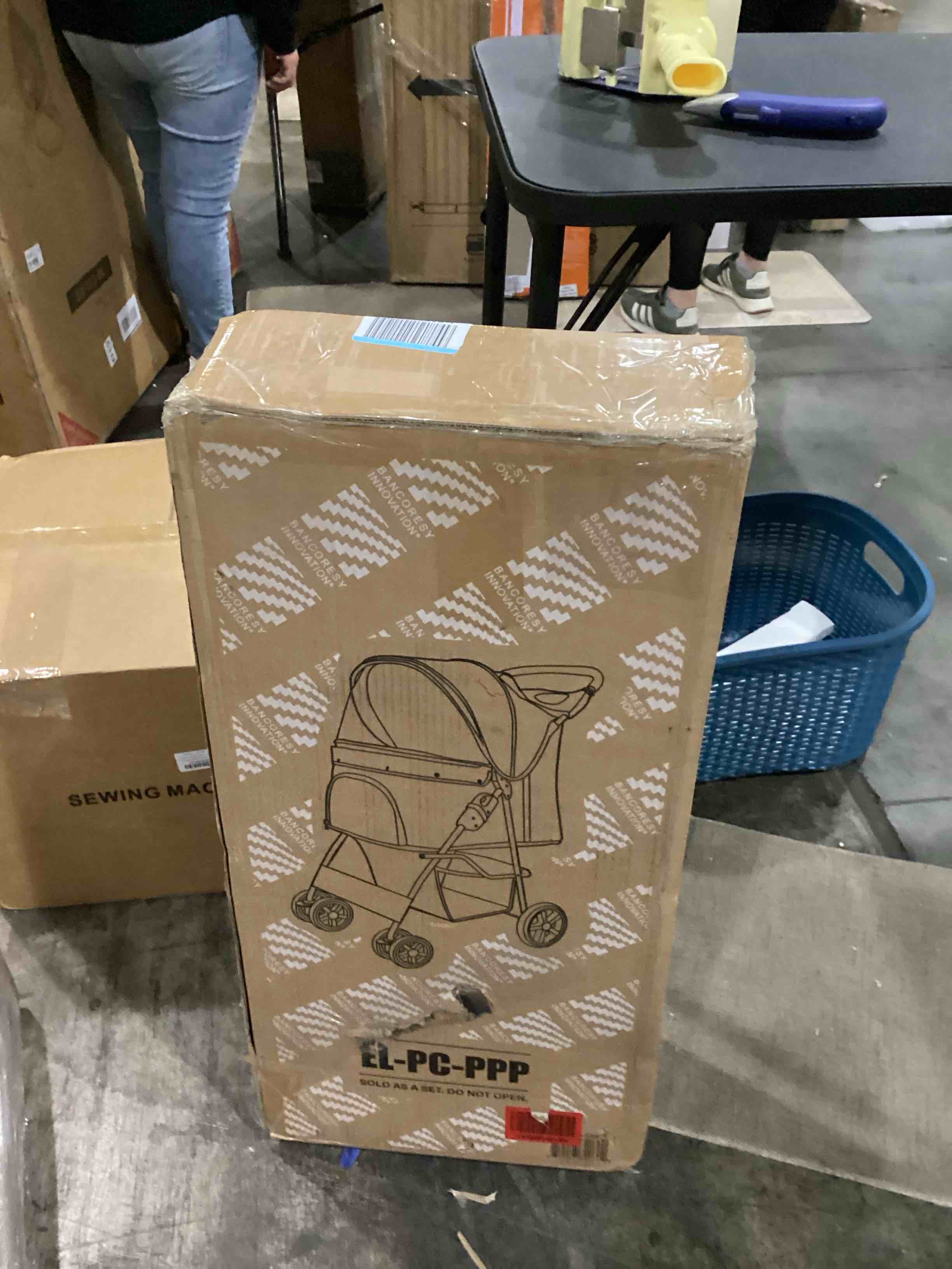 https://s3.amazonaws.com/lotting-images-prod/bidfta/BLU5784640_1707742009081.jpeg