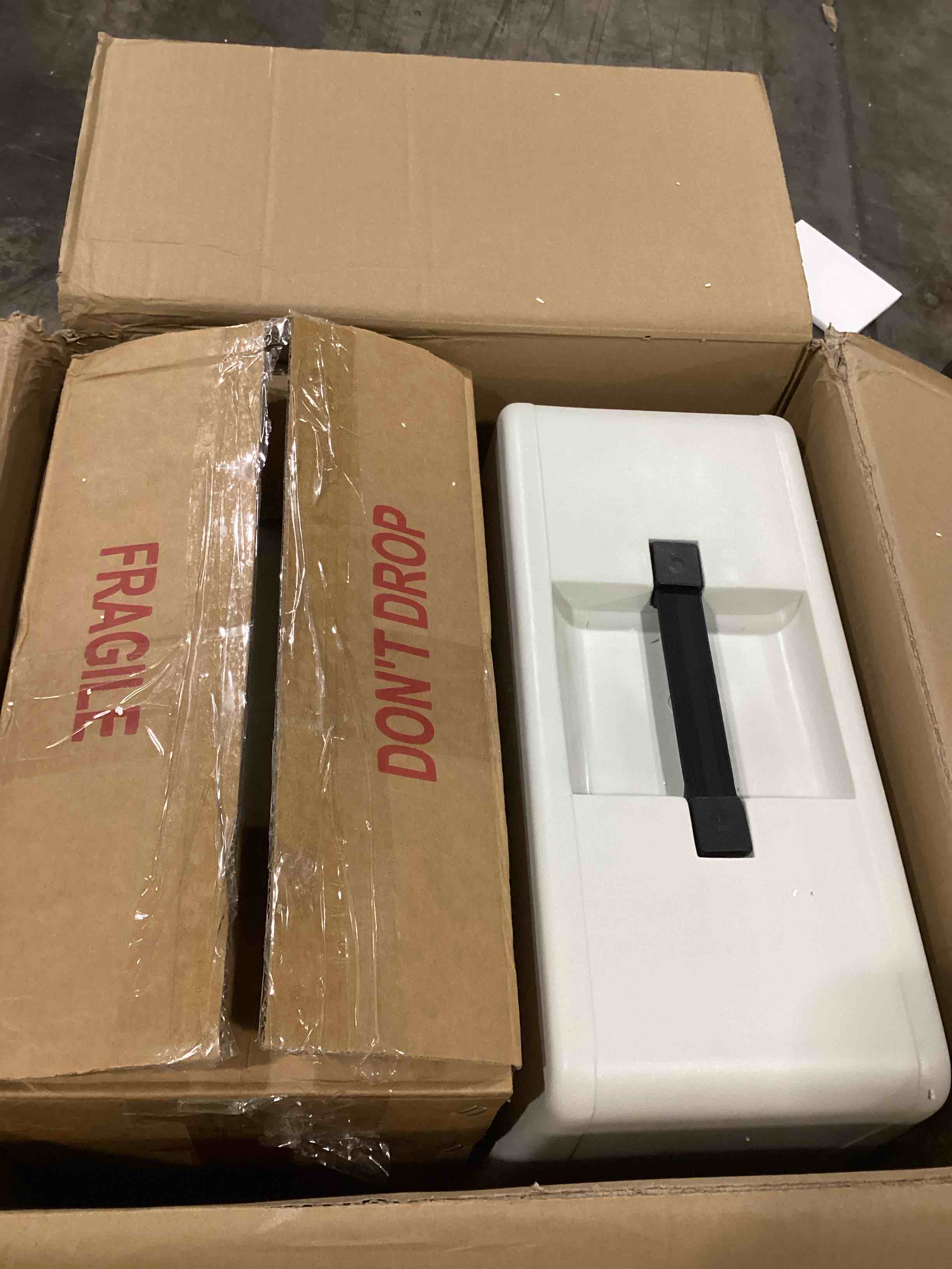 https://s3.amazonaws.com/lotting-images-prod/bidfta/BLU5784677_1707755512230.jpeg