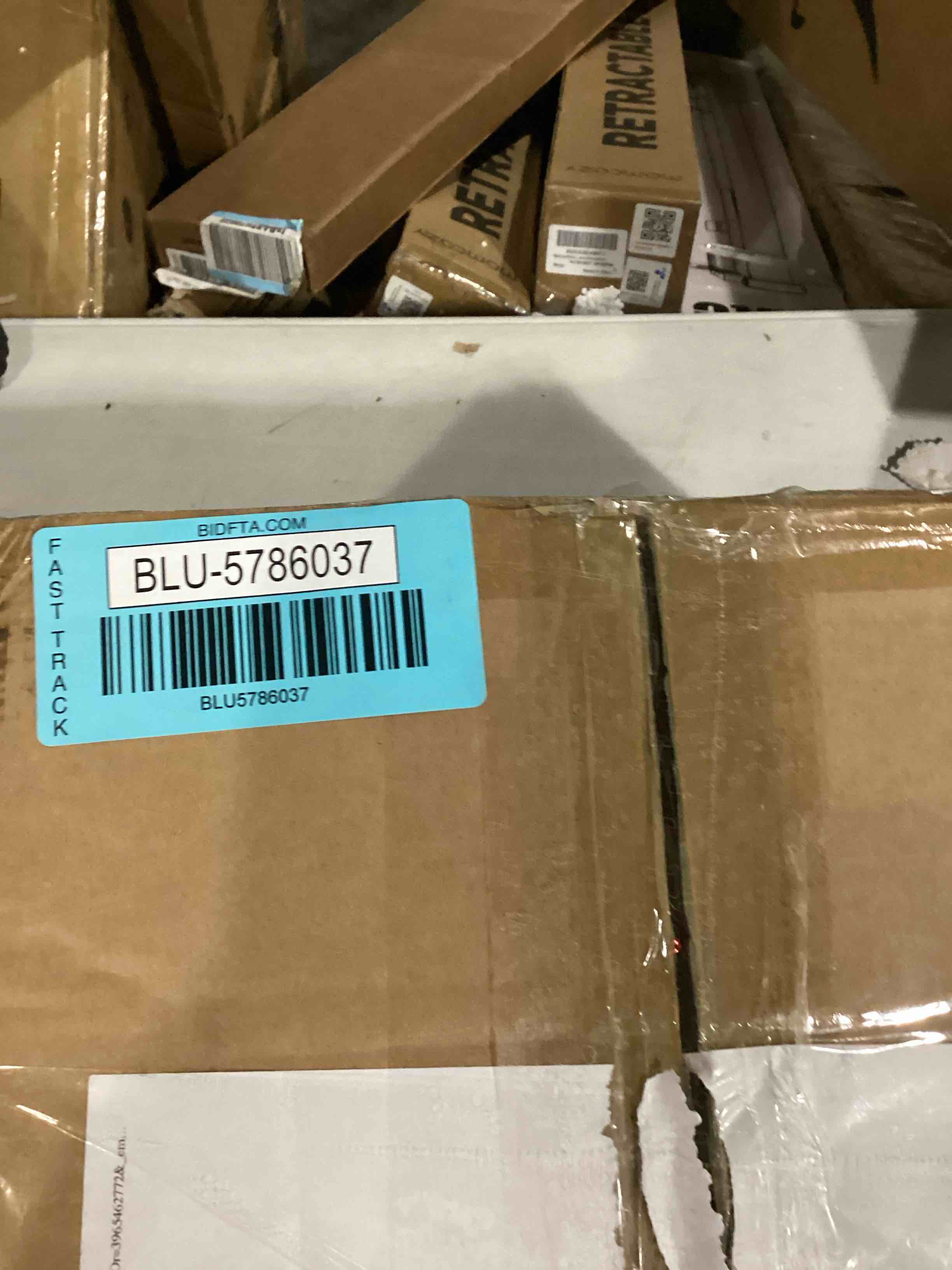 https://s3.amazonaws.com/lotting-images-prod/bidfta/BLU5786037_1708540412180.jpeg