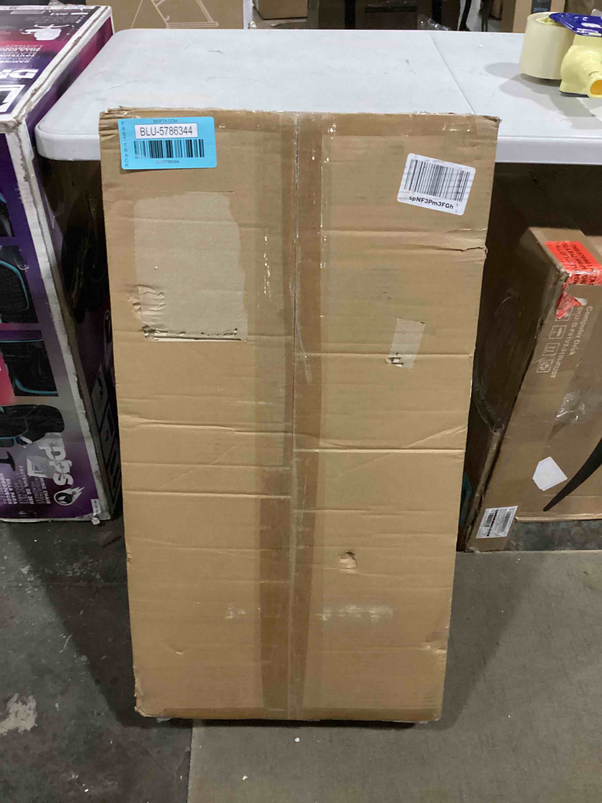 https://s3.amazonaws.com/lotting-images-prod/bidfta/BLU5786344_1709122460704.jpeg
