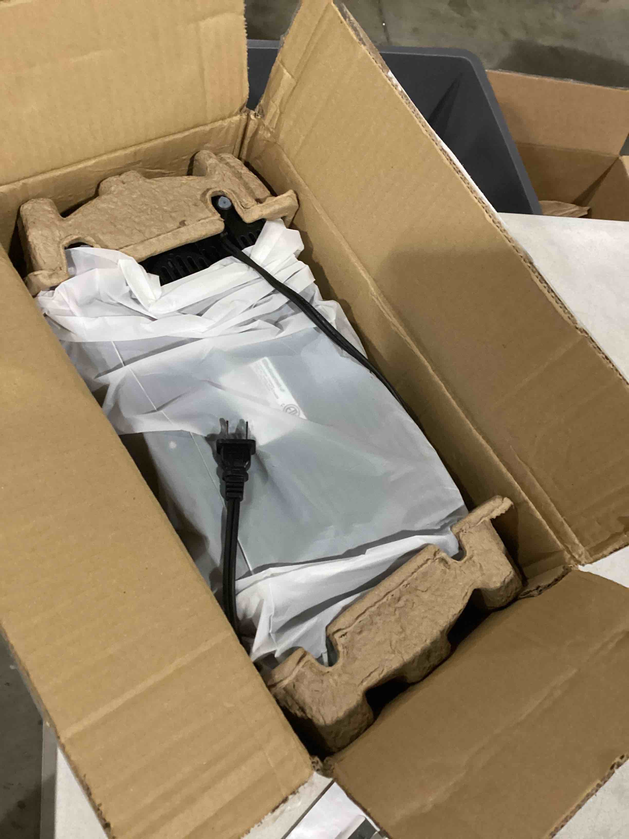 https://s3.amazonaws.com/lotting-images-prod/bidfta/BLU5787175_1710159555379.jpeg