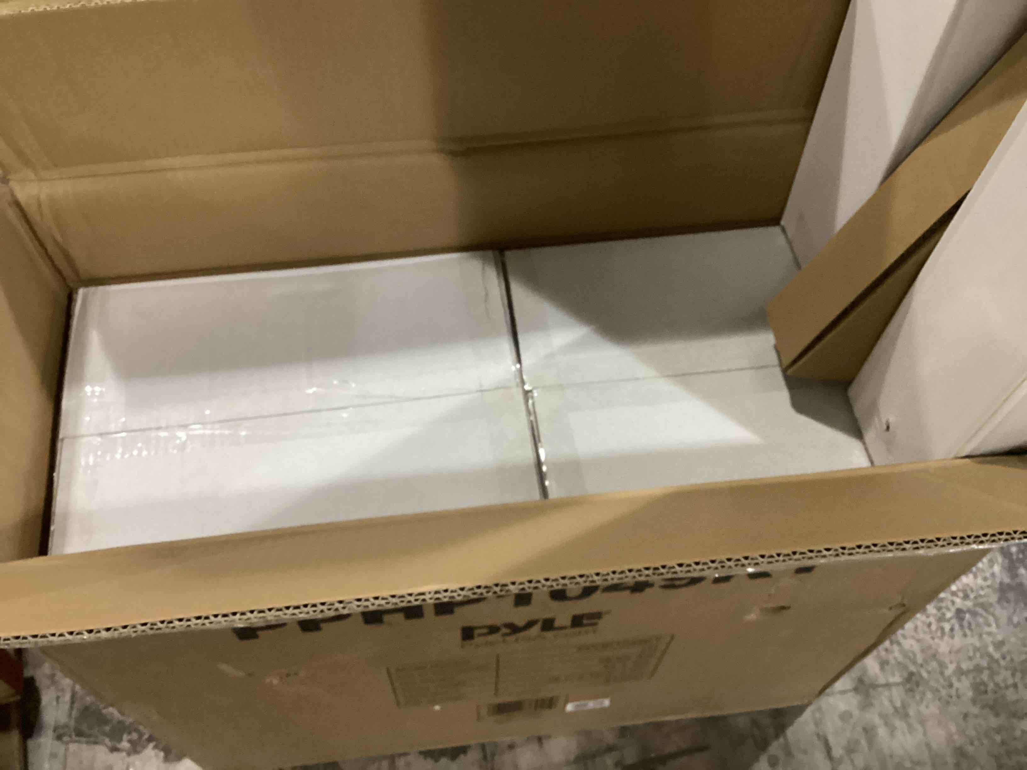 https://s3.amazonaws.com/lotting-images-prod/bidfta/BLU5788283_1708358450824.jpeg