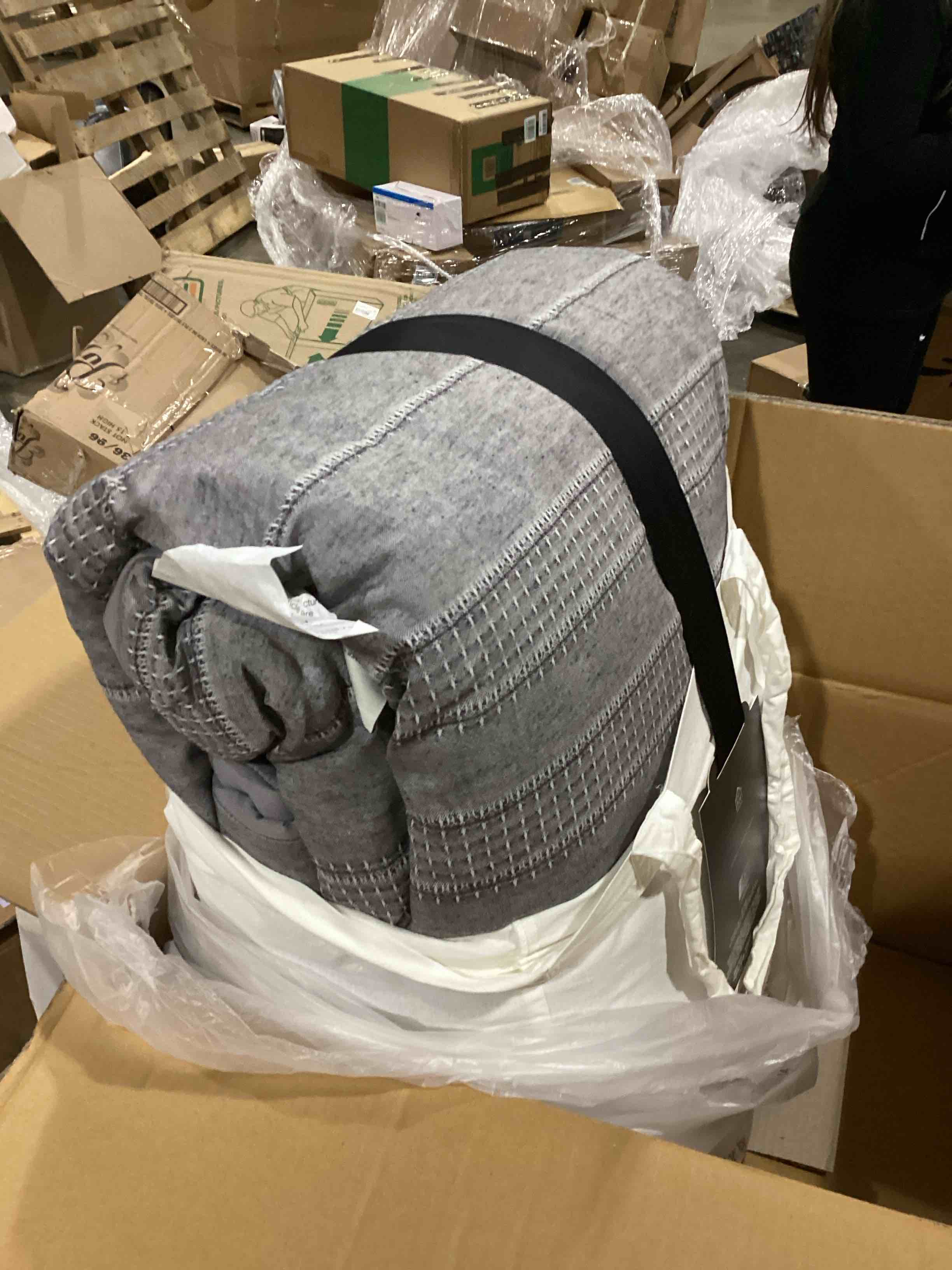 https://s3.amazonaws.com/lotting-images-prod/bidfta/BLU5788734_1709229647166.jpeg